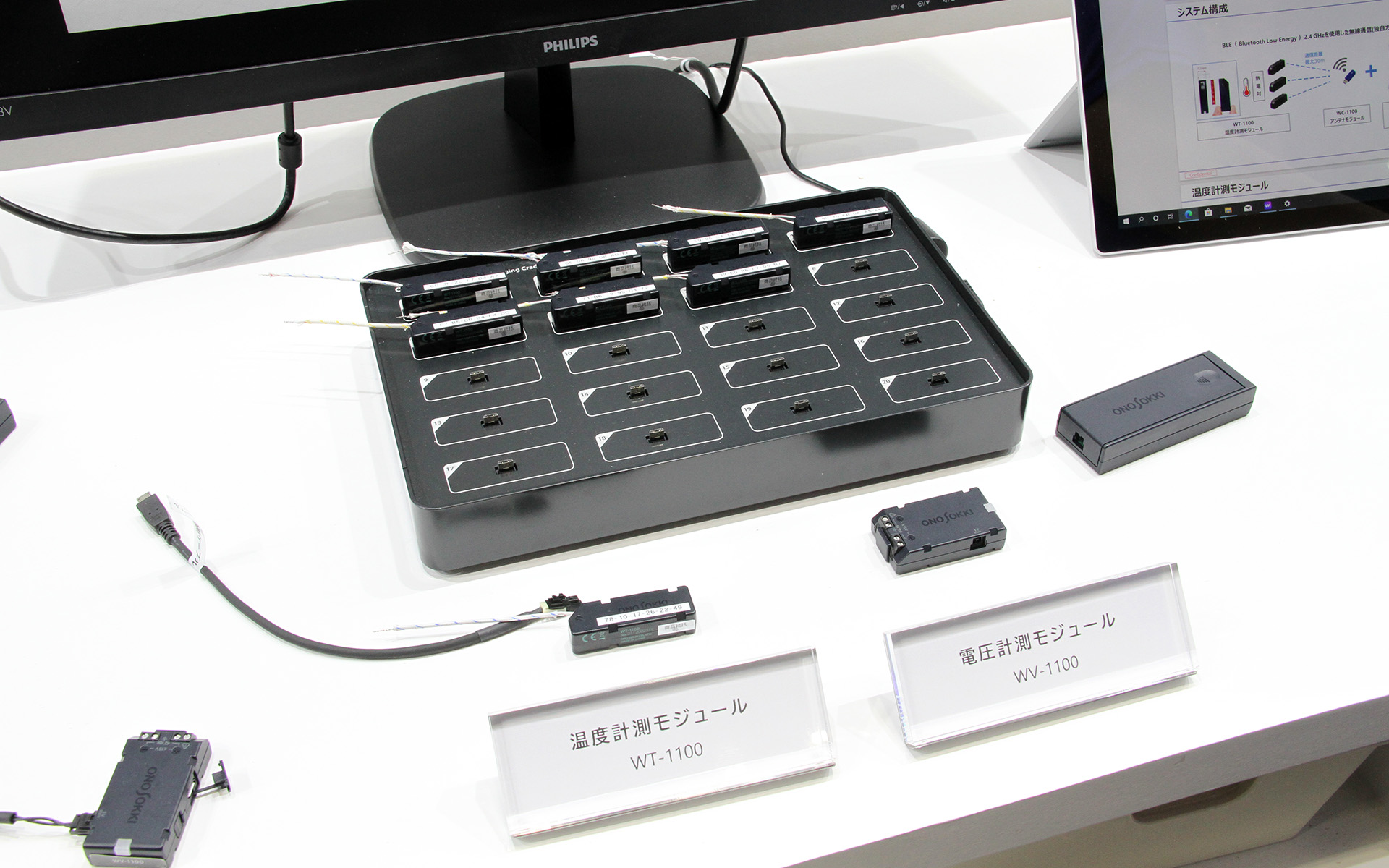 無線温度計測モジュール「WT-1100」（左）と電圧計測モジュール「WV-1100」