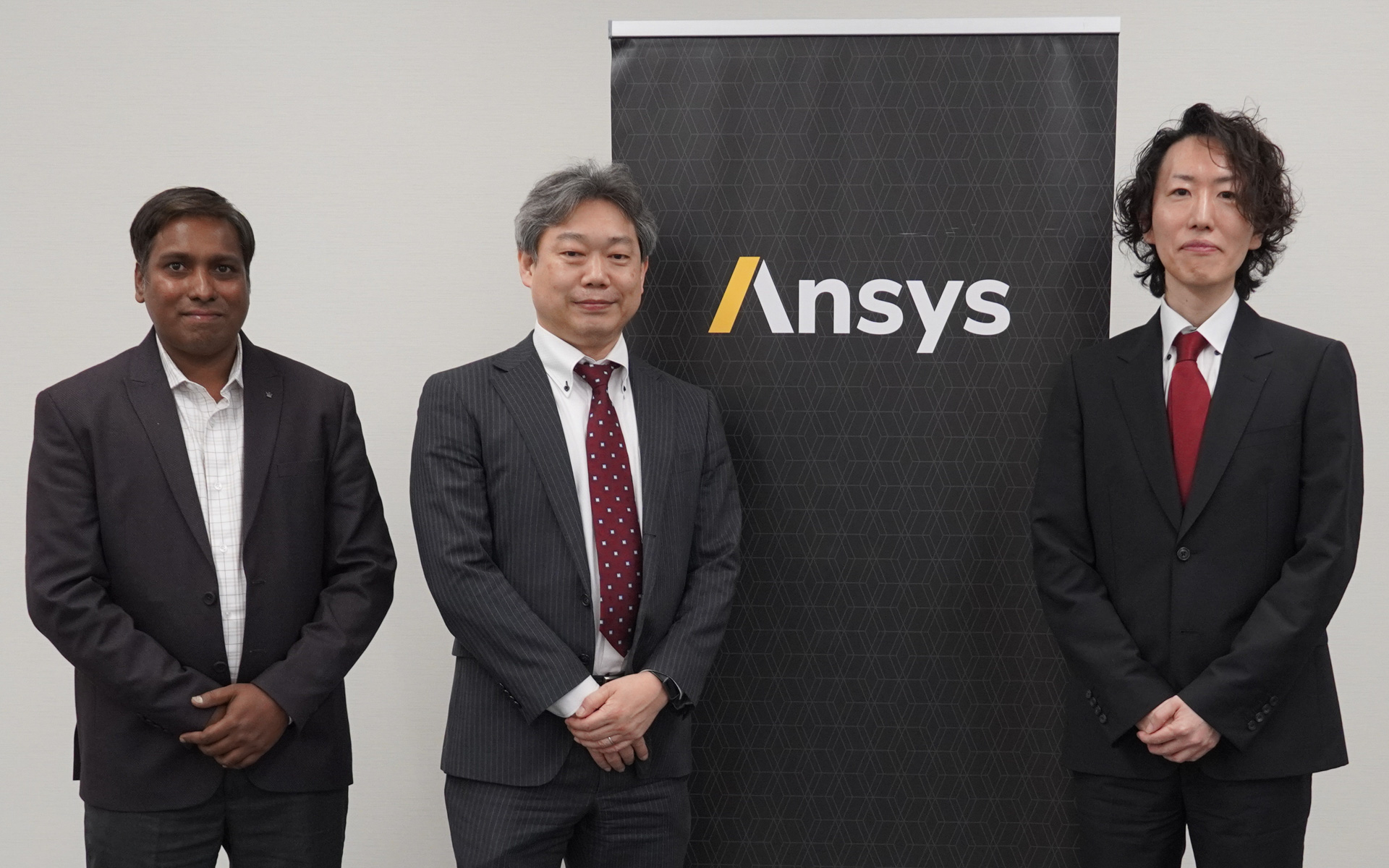 左から、Ansys プリンシパルアプリケーションエンジニア トゥシャ・サムバラン氏、アンシス・ジャパン株式会社 マーケティング部部長 柴田克久氏、技術部テクニカルアカウントマネージャ 下村将基氏