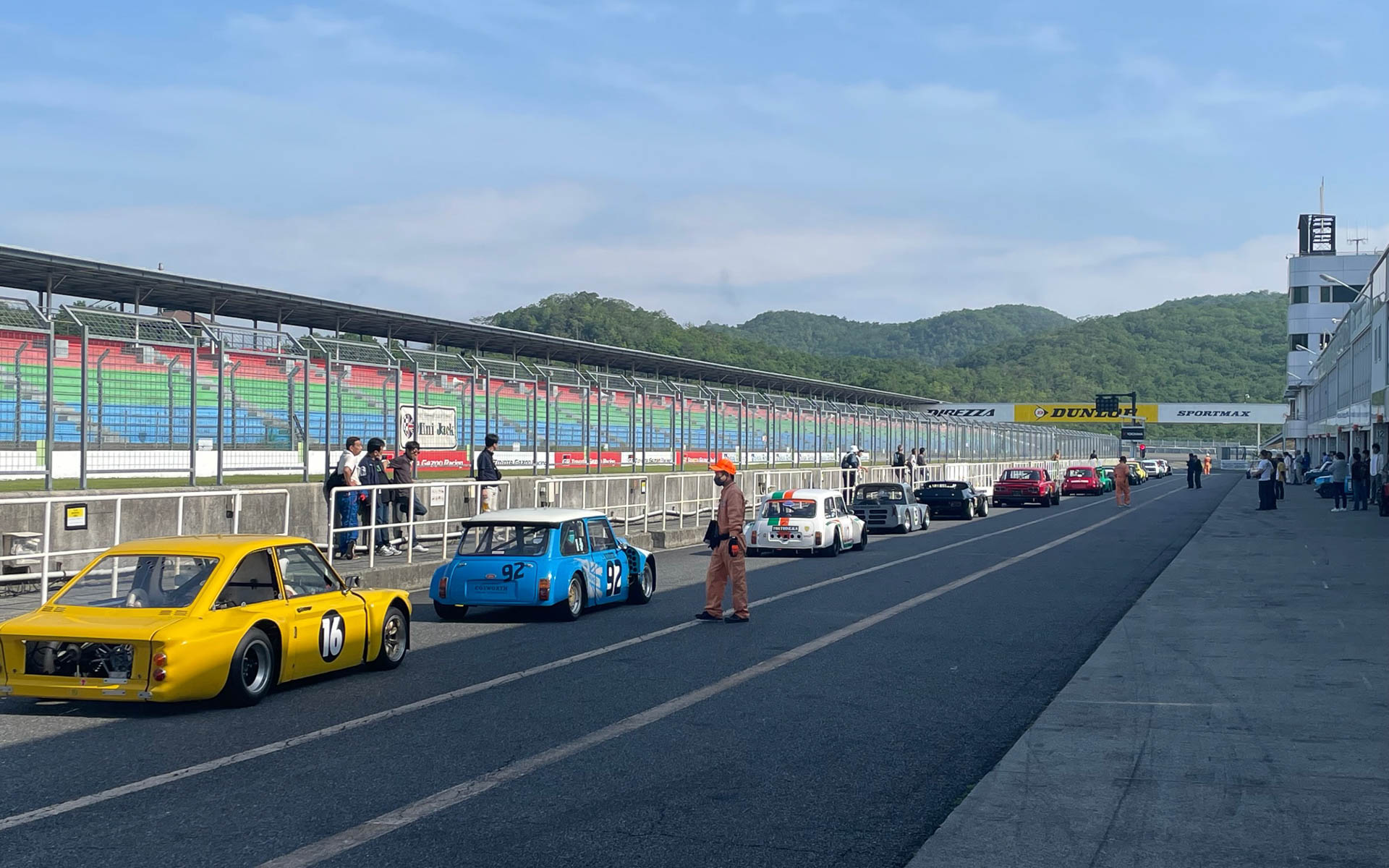 ピットロードに並ぶミニの群れの中にインプも紛れています。どれも本気モードで楽しい！