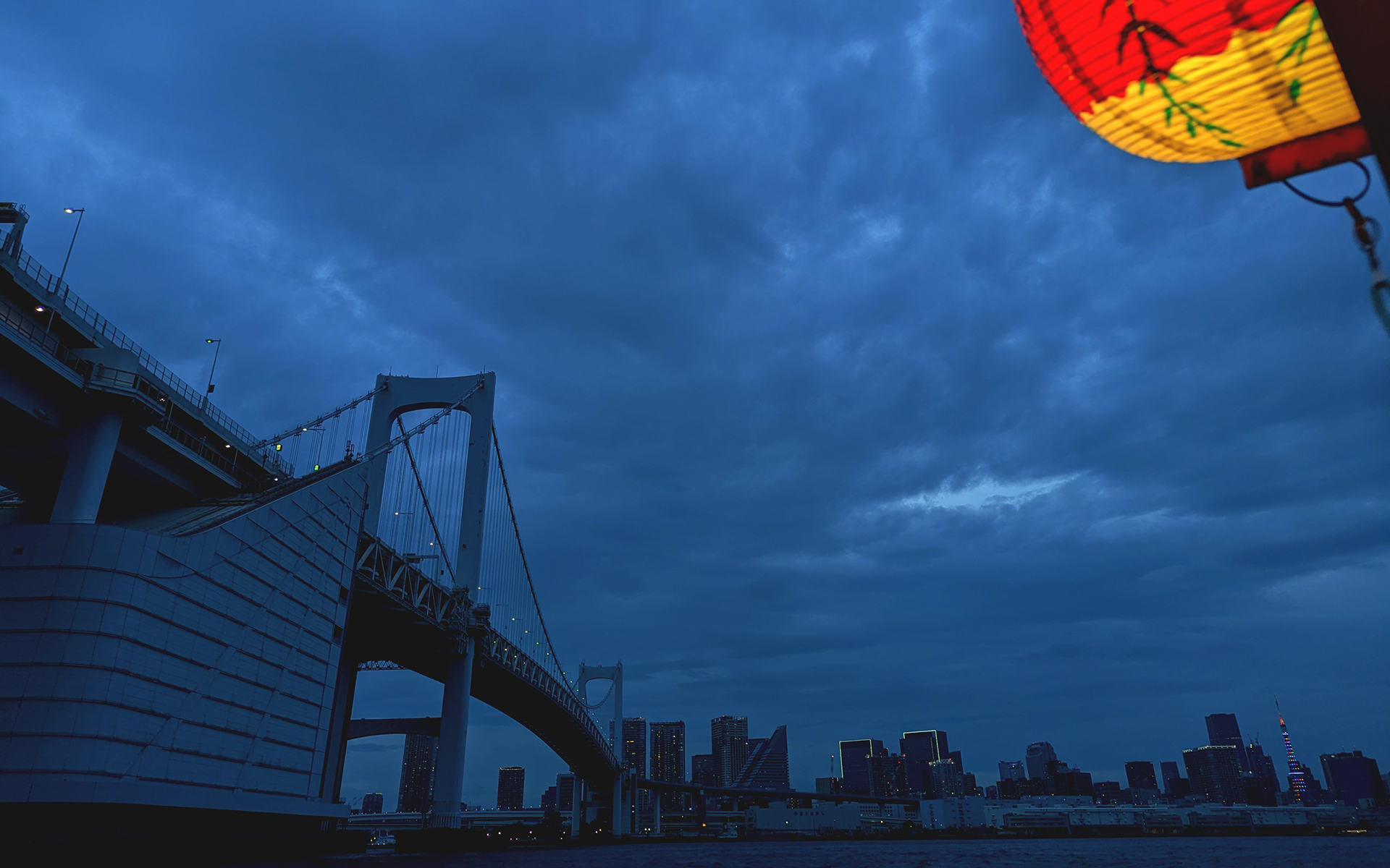 生まれて初めて屋形船に乗りました。右下に小さく東京タワーが入っていますが、この日はインフィニティ・ダイヤモンドヴェールという特別なライトアップだったので、普段の東京タワーからイメージする姿とはまた違った印象です