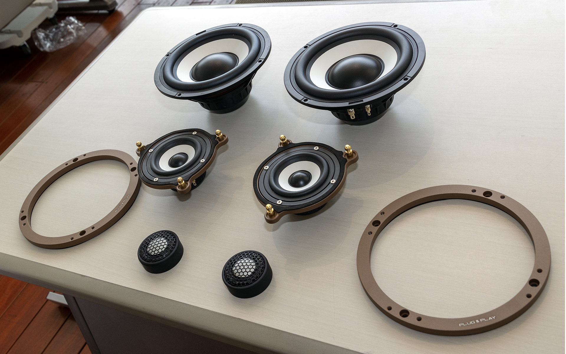 カーオーディオにおける超高忠実再生をテーマとするビーウィズでは、高品質なスピーカー類やアンプなども製作、販売している