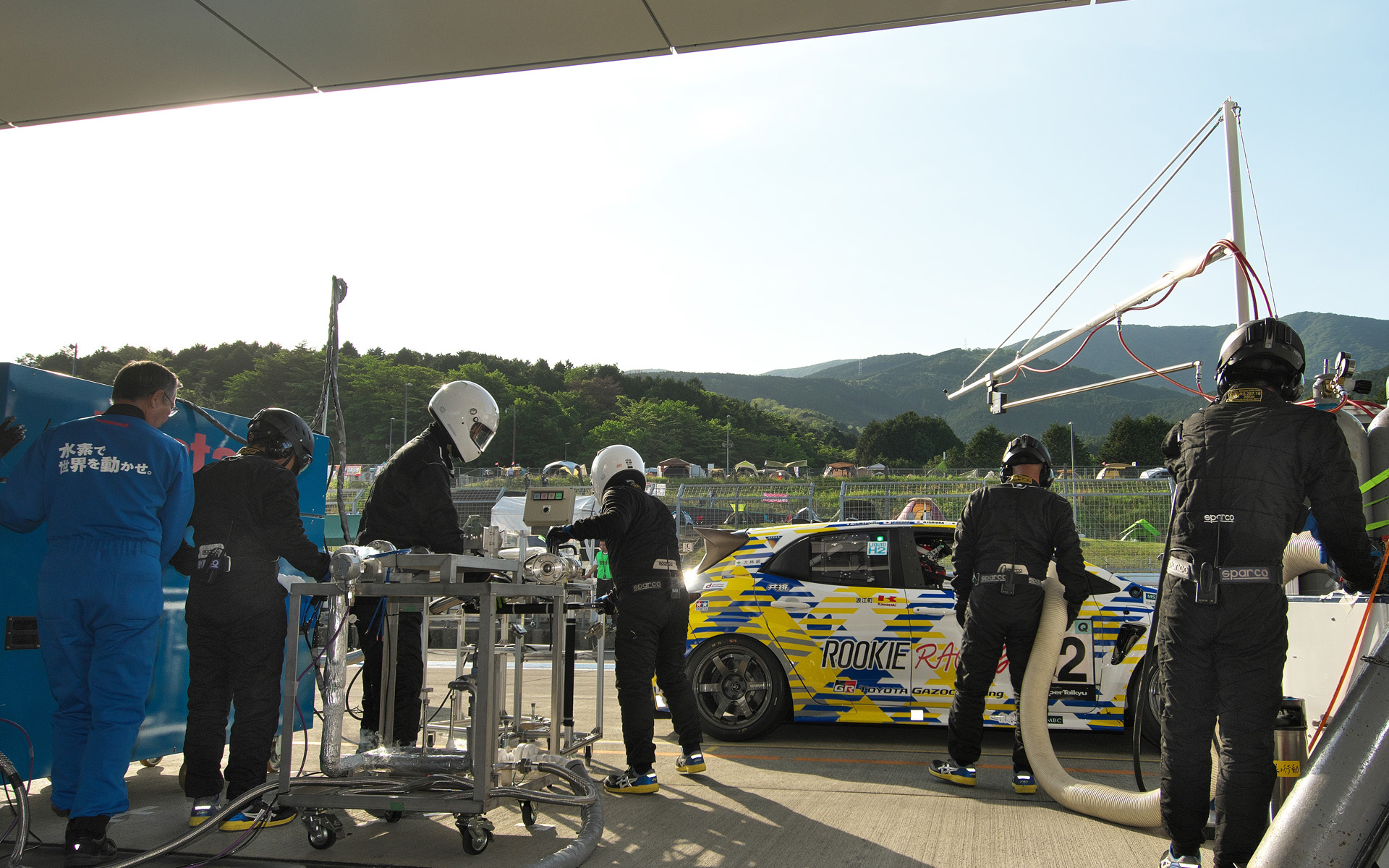 液水カローラの給水素シーン。給水素は岩谷産業が担う