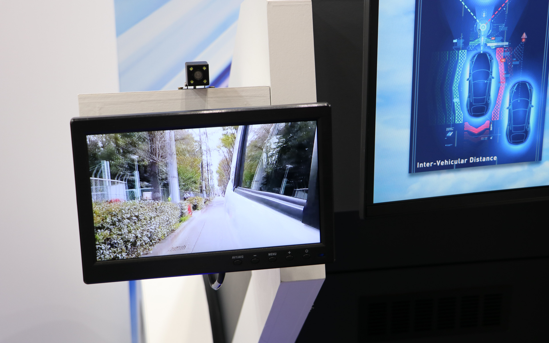 サイドミラーもデジタル化が進んでいるが、伝送するデータはどんどん増えているので大量に送れる技術が必要となる