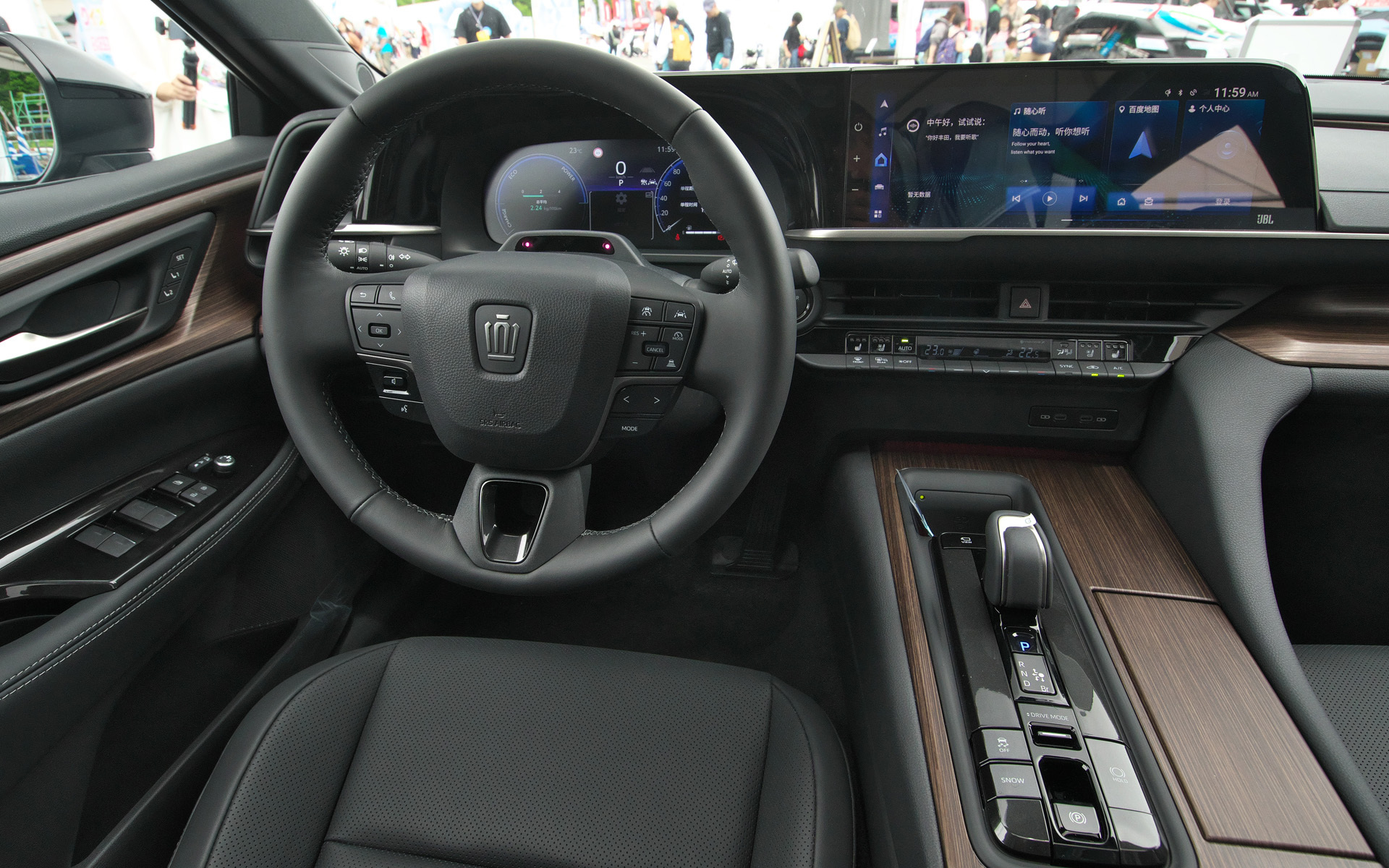 左ハンドル仕様で世界初公開された新型クラウンセダンのプロトタイプ。あえて左ハンドル仕様が展示されたようだ