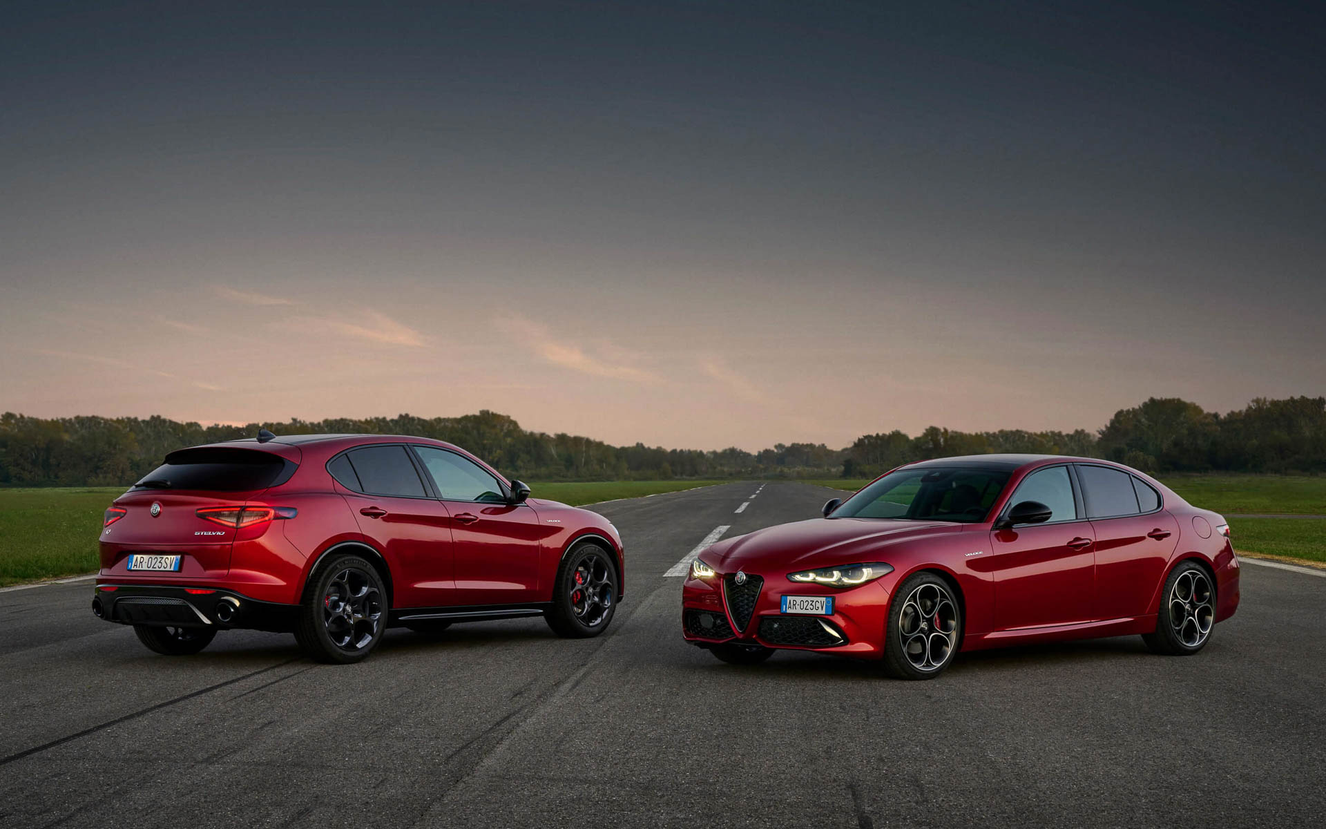 SUV「ステルヴィオ」（左）と、スポーツサルーン「ジュリア」（右）