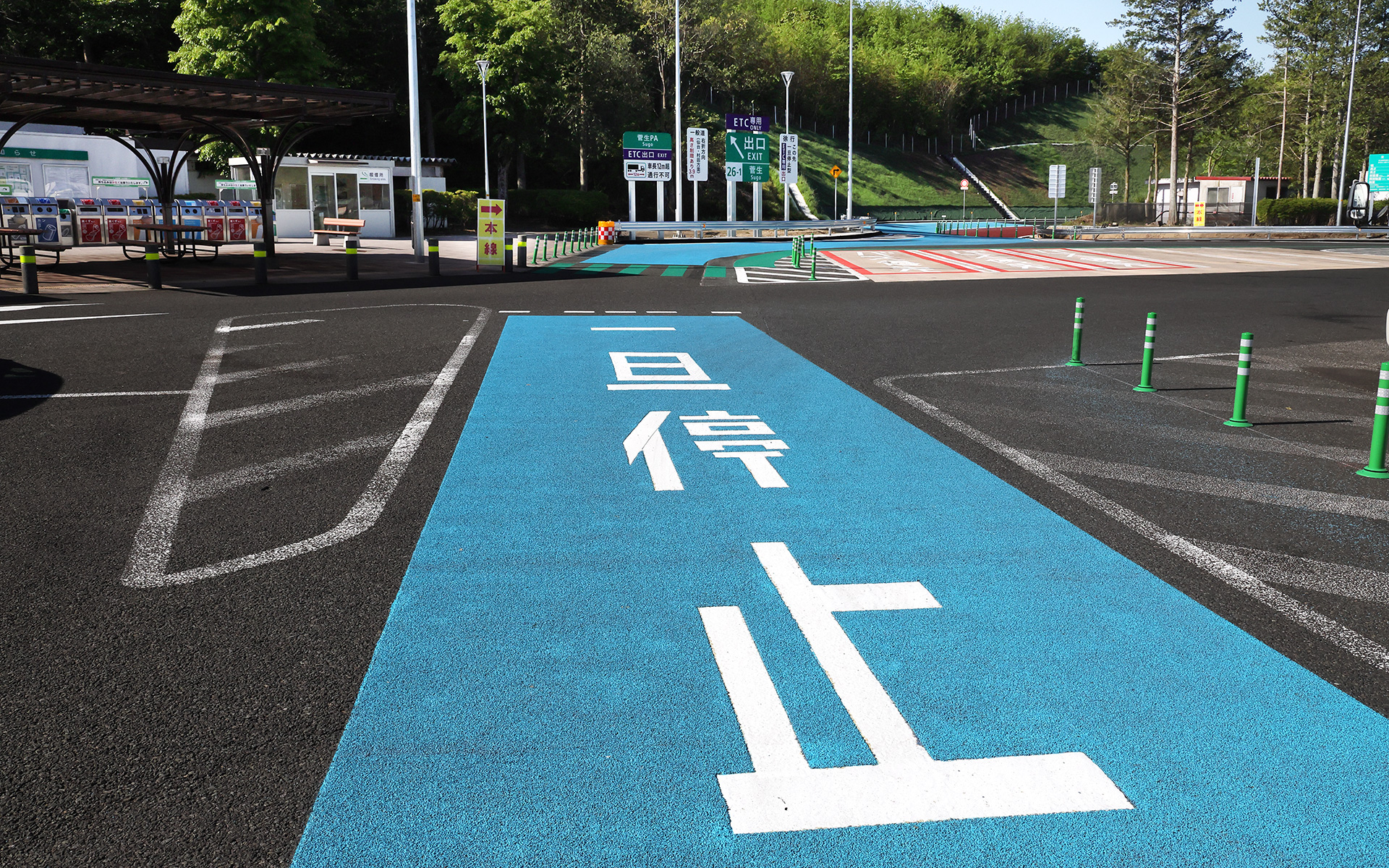 青いカラー舗装の上を進めばOK。途中で一時停止があるので注意