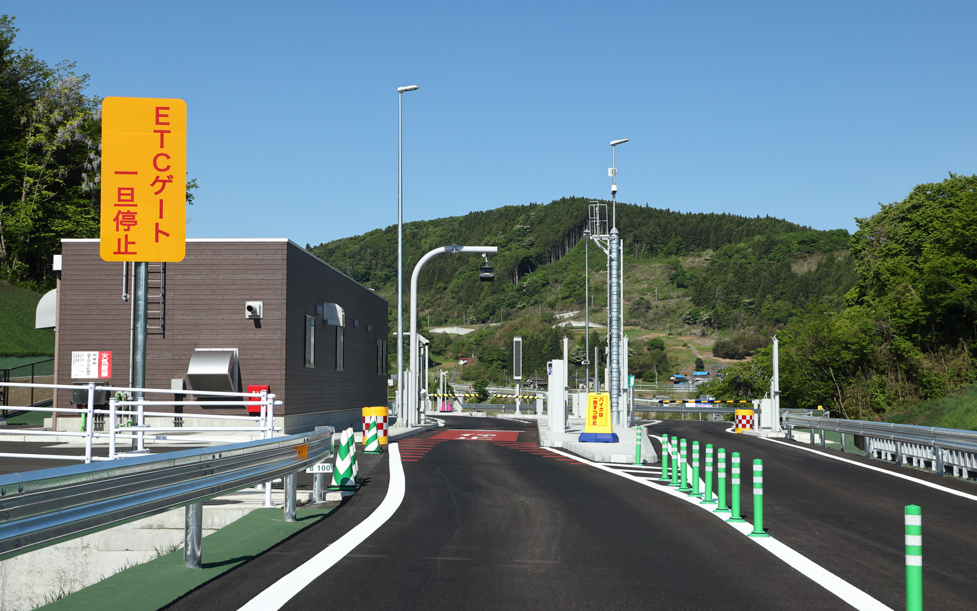 道なりに進むとETCゲートがあるので、ここで一旦停止