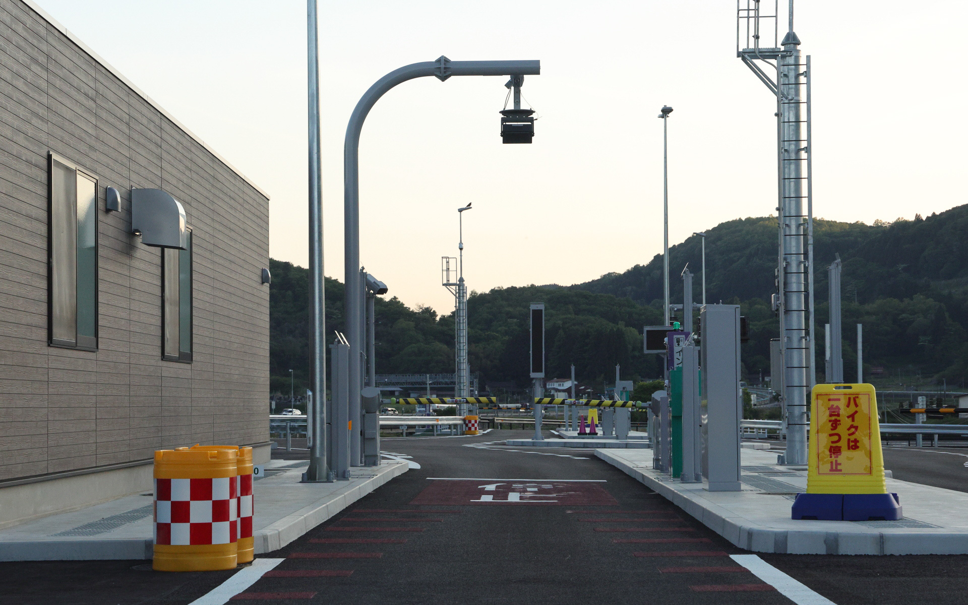 ETCゲートがあるので、ここで一旦停止して、あとは突き当たりまで道なりに進む