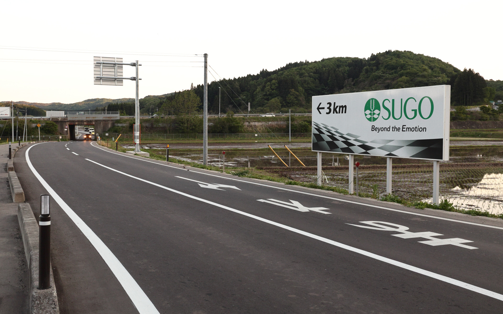 左折後すぐ右側にはスポーツランドSUGOまであと3kmの看板