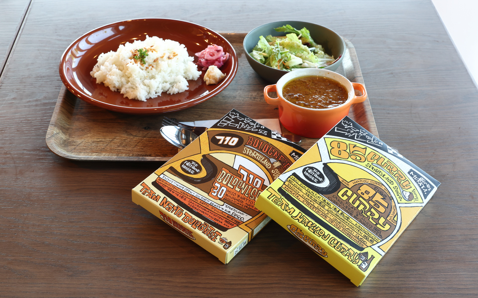 SUGO CAFEオリジナルのカレーやミートソースはレトルト商品としても用意されている