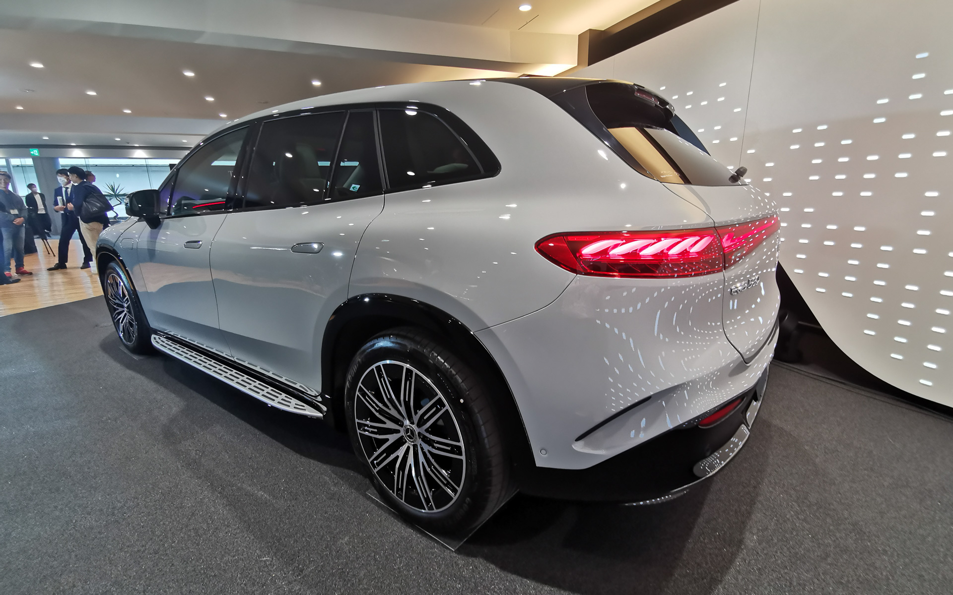 EQS 580 4MATIC SUV Sportsは、最高出力400kW（544PS）、最大トルク858Nmを発生する高出力仕様。航続可能距離は589km