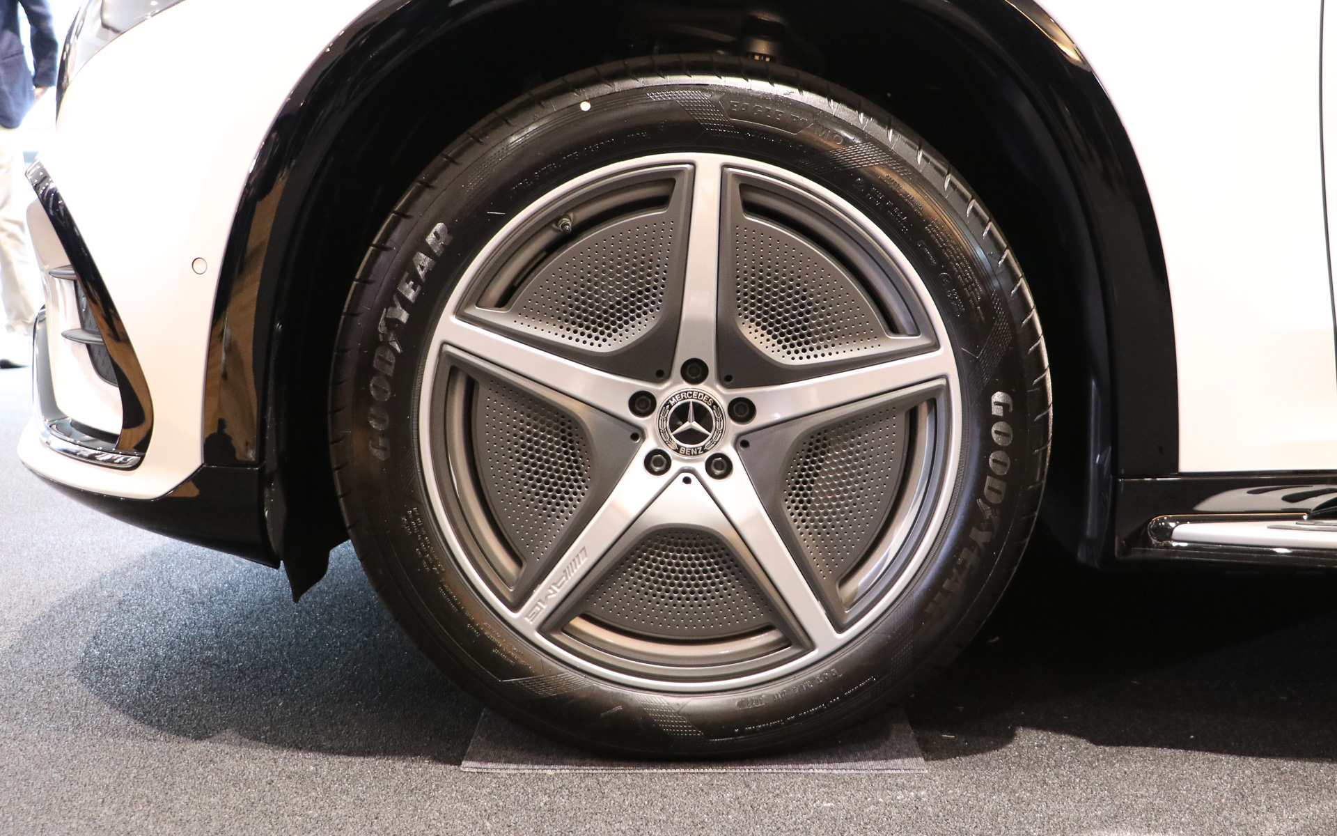 ホイールデザインがEQS 580 4MATIC SUV Sportsとは異なるがタイヤは同サイズ