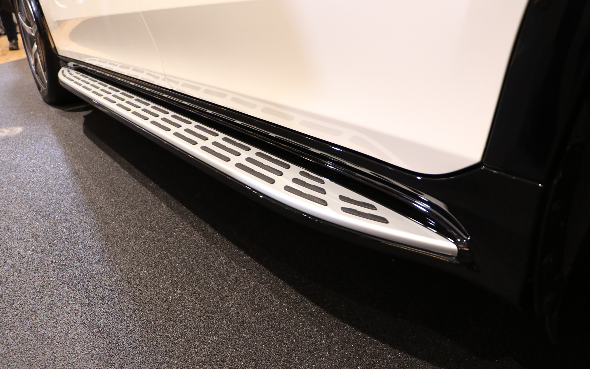 乗降をサポートする大型サイドステップを装備