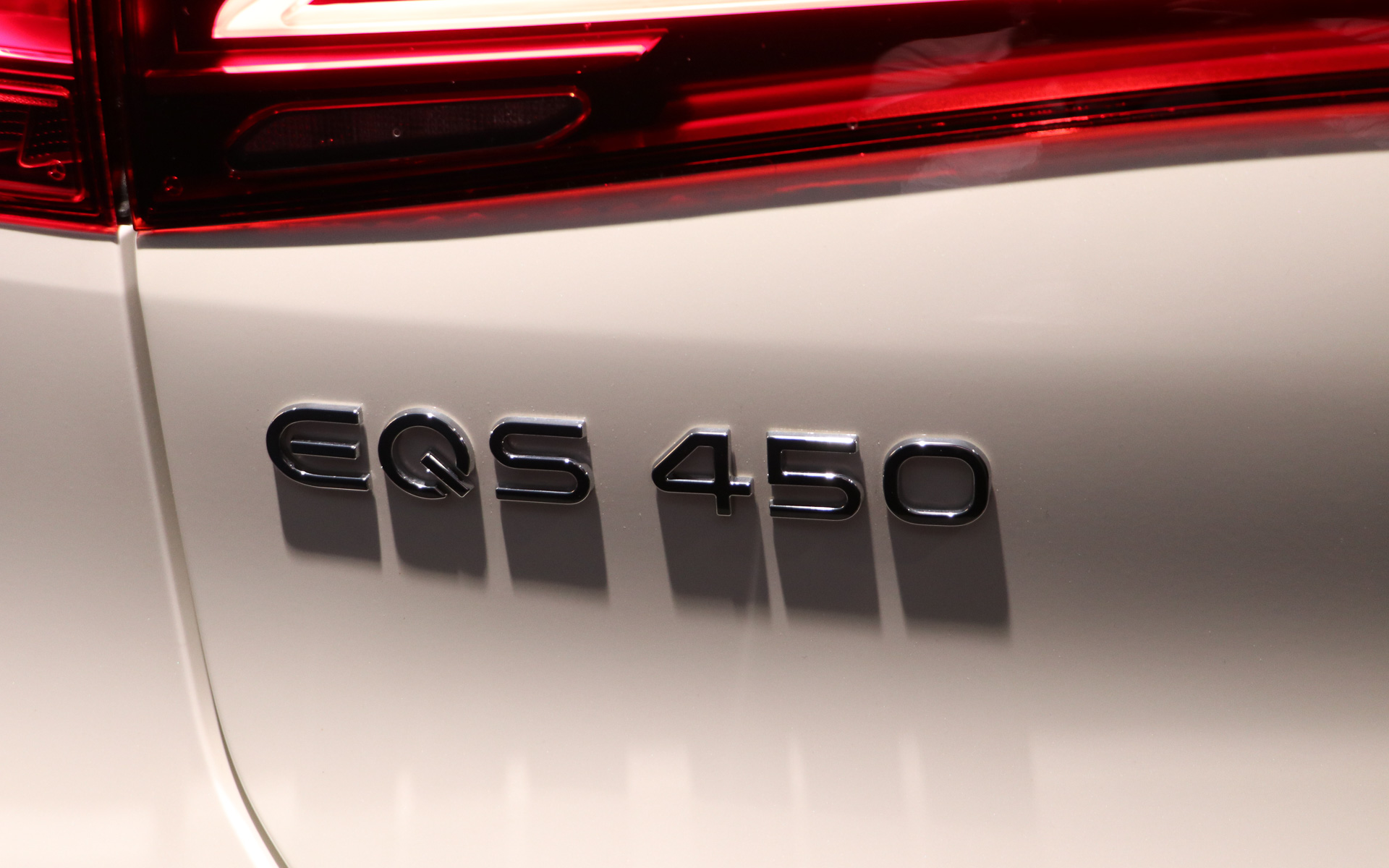 EQS 450 4MATIC SUVは最高出力265kW（360PS）、最大トルク800Nmを発生。航続可能距離は593km