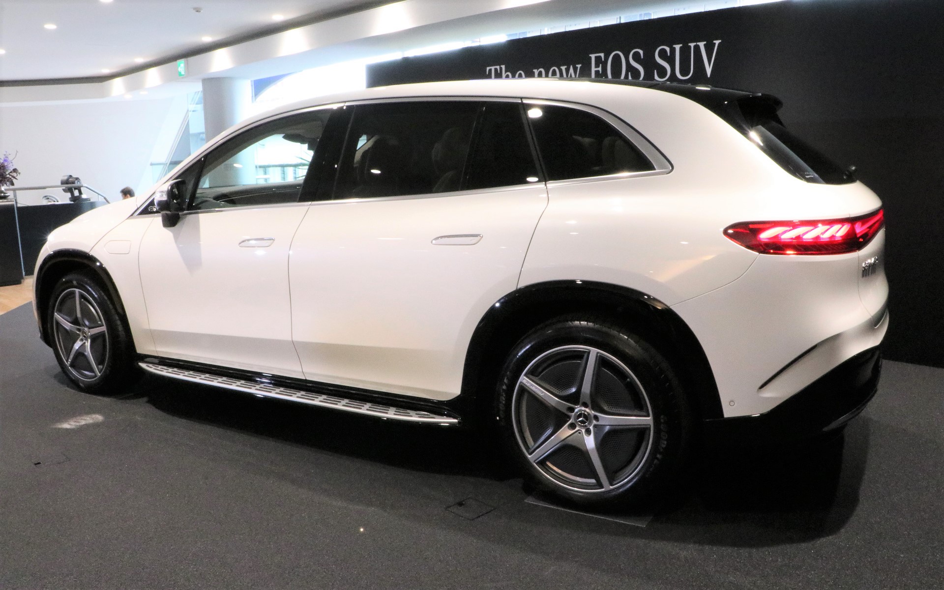 EQS 450 4MATIC SUVは最高出力265kW（360PS）、最大トルク800Nmを発生。航続可能距離は593km