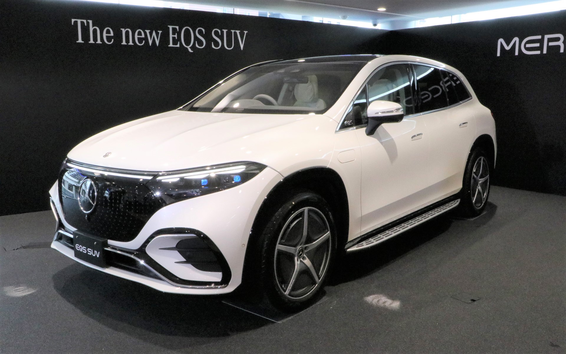 EQS 450 4MATIC SUVは最高出力265kW（360PS）、最大トルク800Nmを発生。航続可能距離は593km