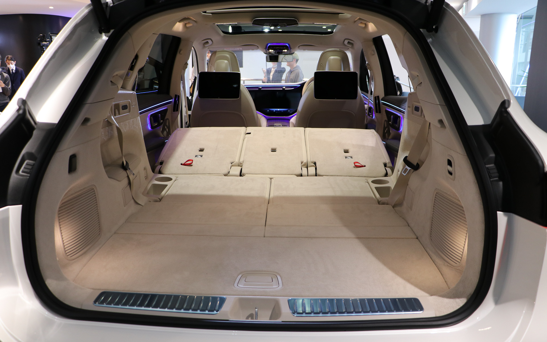 2列目と3列目を倒せばラゲッジスペース容量は2020Lに拡大