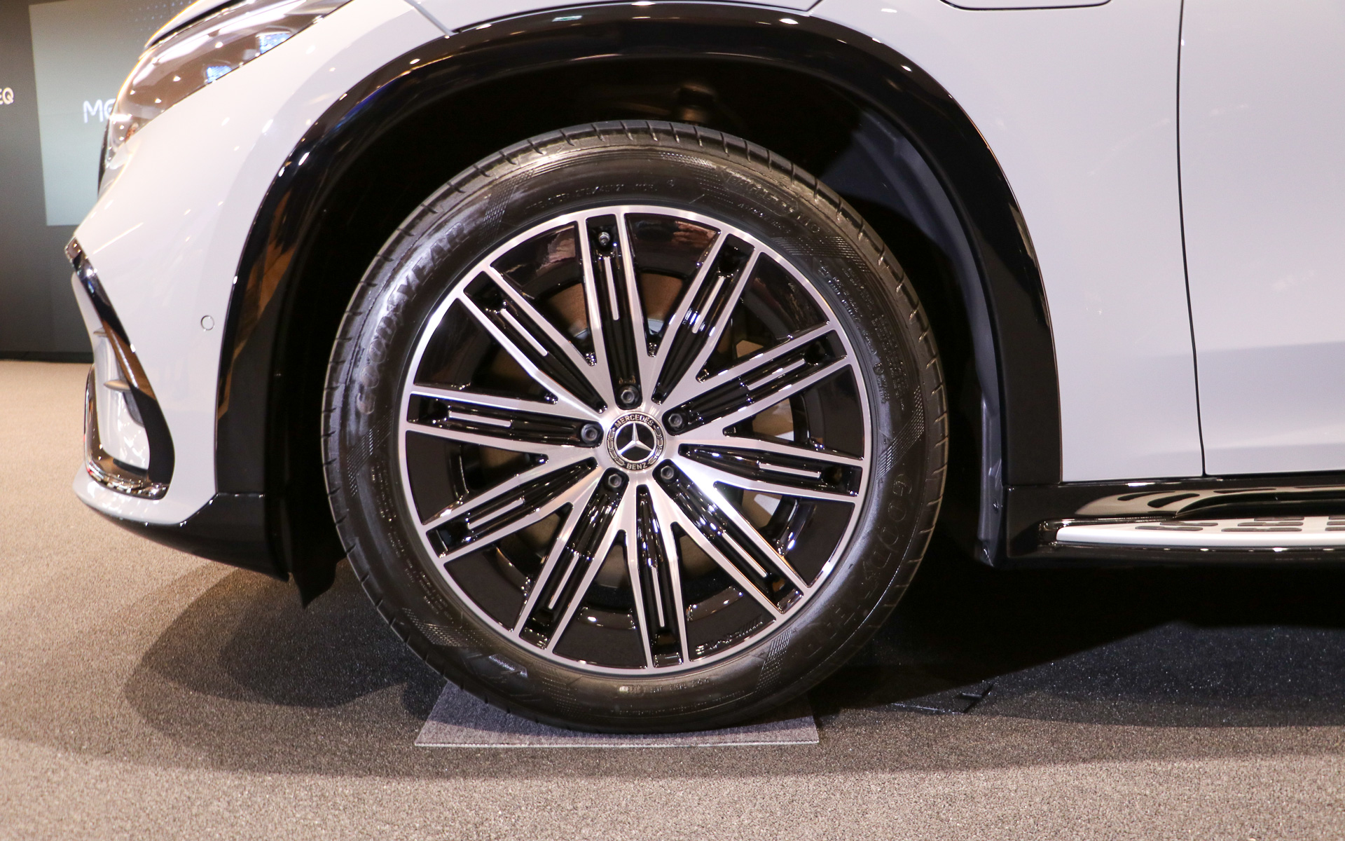 装着タイヤはグッドイヤーの「イーグルF1」で、サイズは前後とも275/45R21。EQS 450 4MATIC SUVとの外観上の違いはホイールとリアゲートに配されているエンブレム