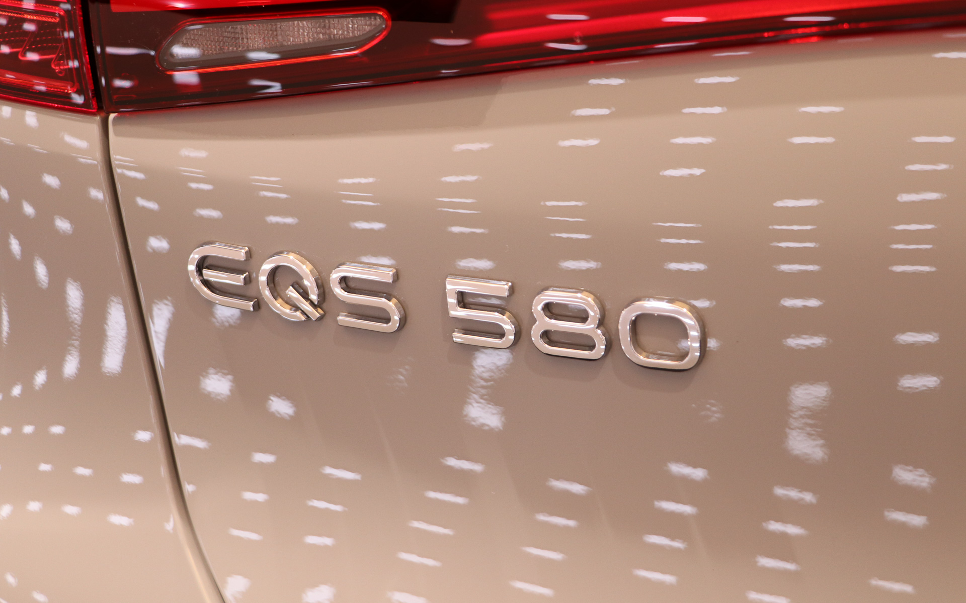 装着タイヤはグッドイヤーの「イーグルF1」で、サイズは前後とも275/45R21。EQS 450 4MATIC SUVとの外観上の違いはホイールとリアゲートに配されているエンブレム