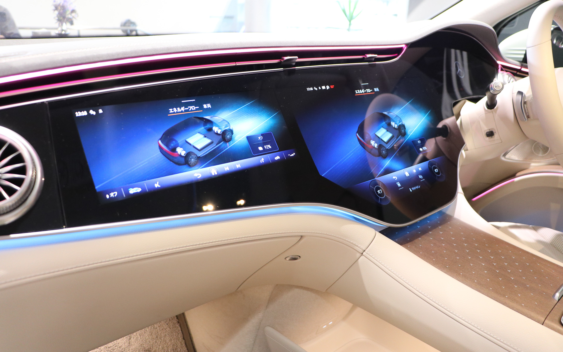 中央のメディアディスプレイと助手席用ディスプレイは有機ELを採用している