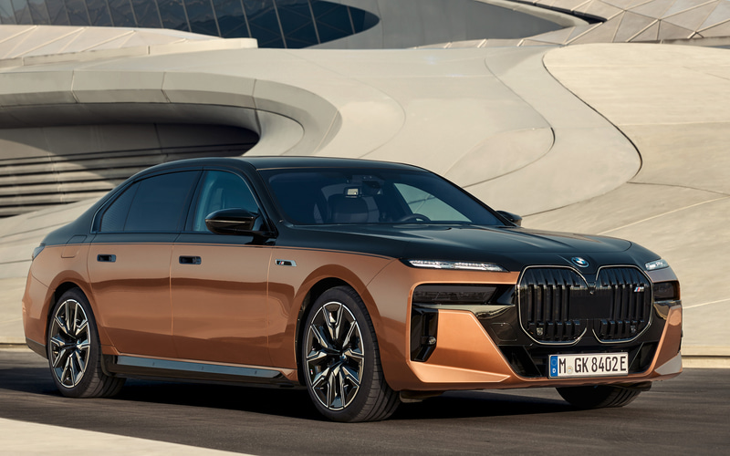 大型BMWの開発の7年　洋書 世界初】完全電動の要人輸送車両、新型7シリーズベースの「BMW