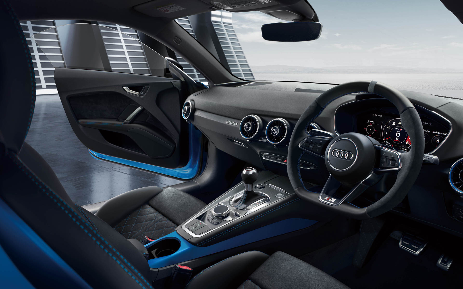 ボディカラーに合わせたレッドまたはブルーのアクセントカラーを採用