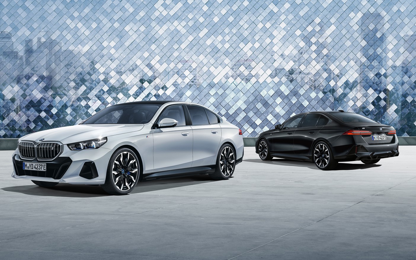 ボディカラーは「ミネラル・ホワイト（左）」および「ブラック・サファイア（右）」を用意