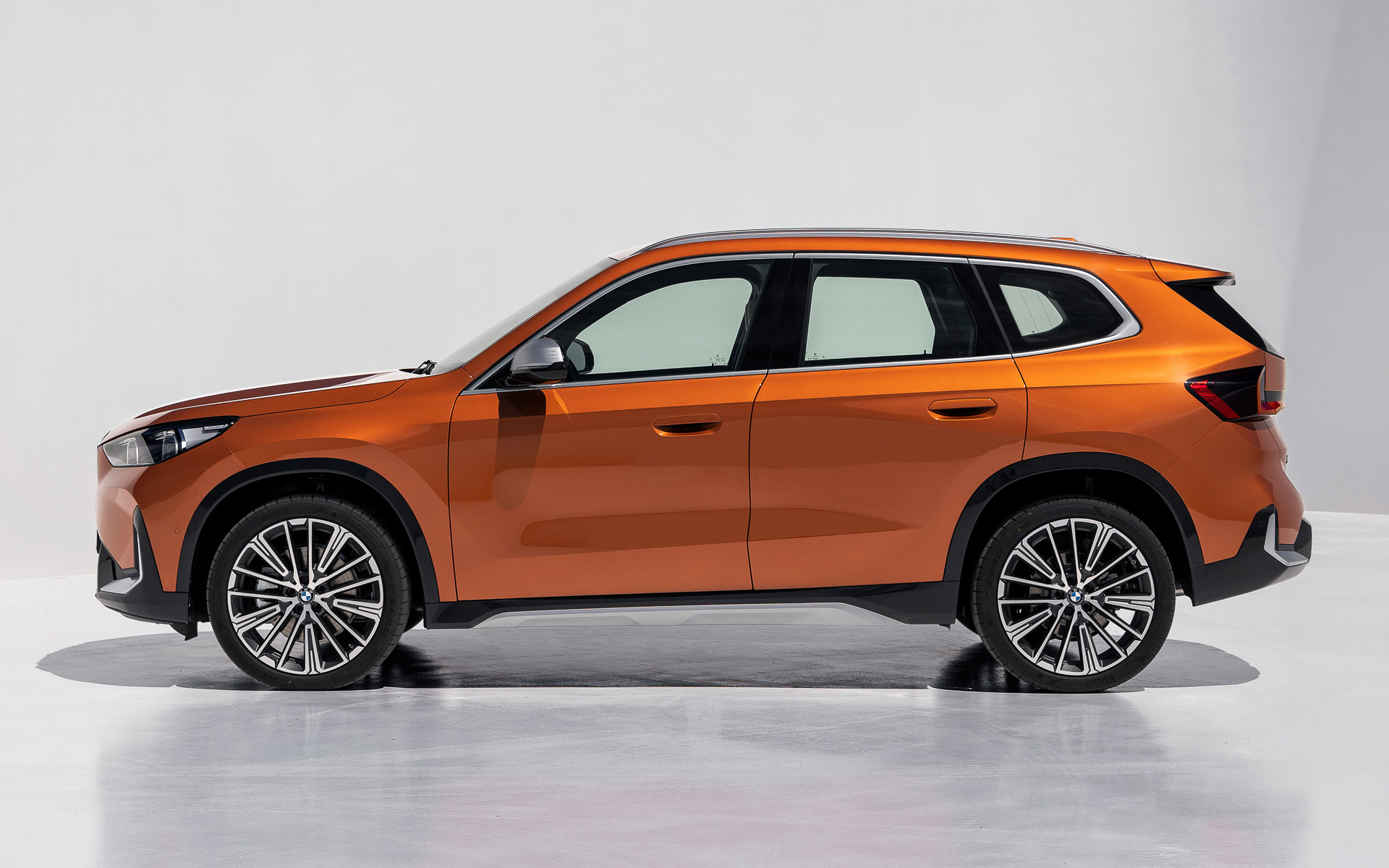 ボディサイズは4500×1835×1645mm（全長×全幅×全高）、ホイールベースは2690mm、車両重量は1740kg、車両総重量は2015kg