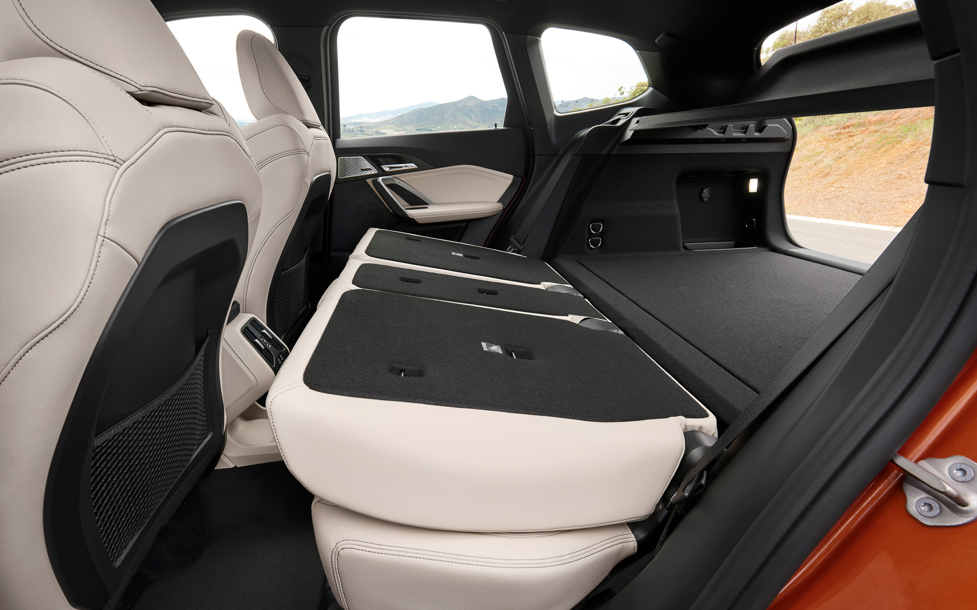 後部席は4：2：4の可倒式でラゲッジスペースへつながるので長い荷物も搭載可能