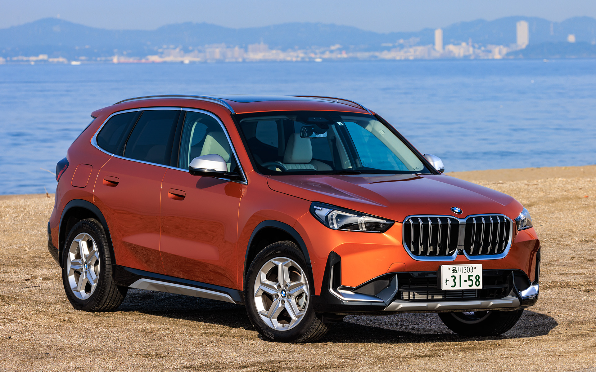 新型X1 xDrive20i xLineのボディサイズは4500×1835×1645mm（全長×全幅×全高）、ホイールベースは2690mm。最小回転半径は5.4m、最低地上高は205mmを確保する