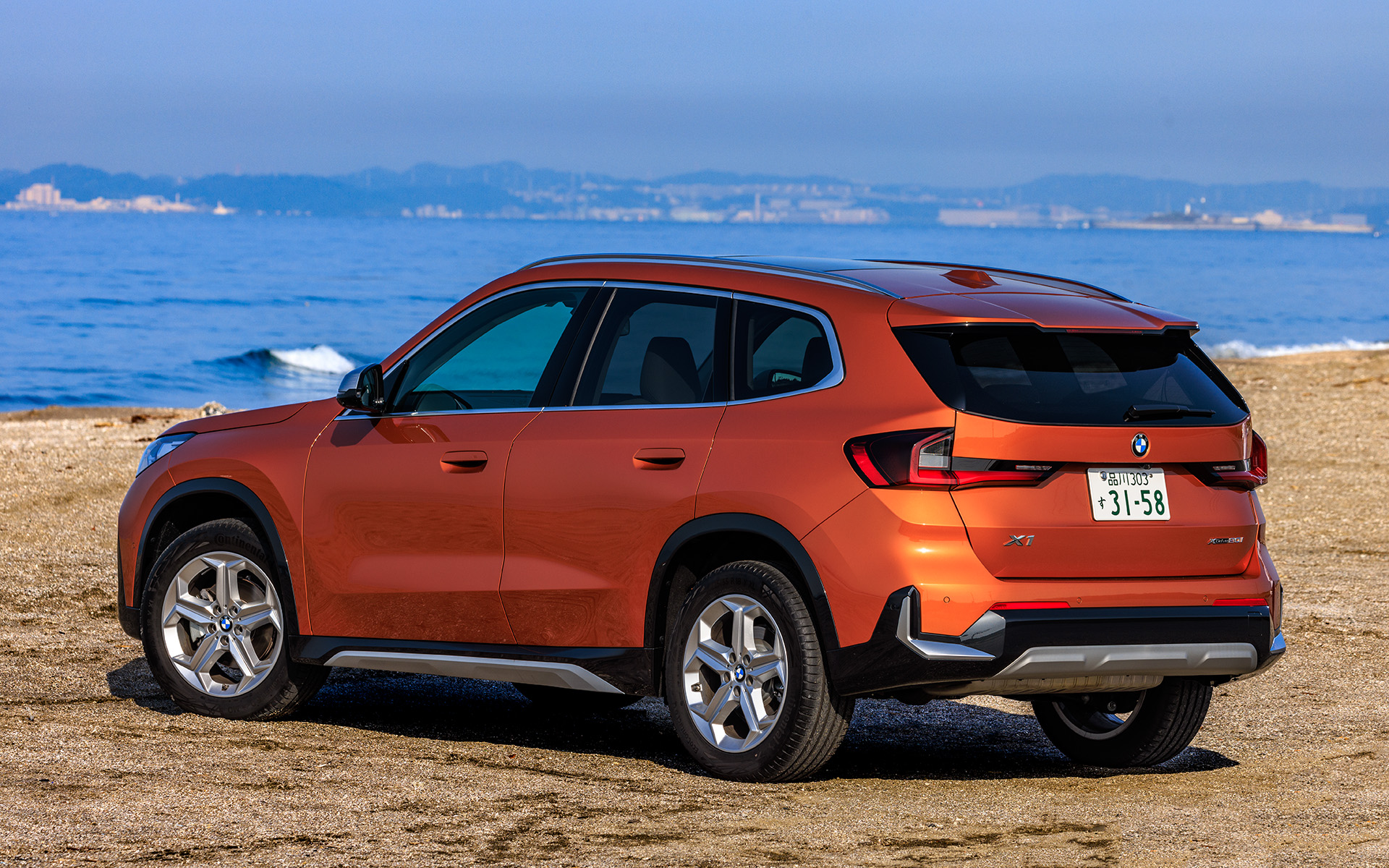 新型X1 xDrive20i xLineのボディサイズは4500×1835×1645mm（全長×全幅×全高）、ホイールベースは2690mm。最小回転半径は5.4m、最低地上高は205mmを確保する