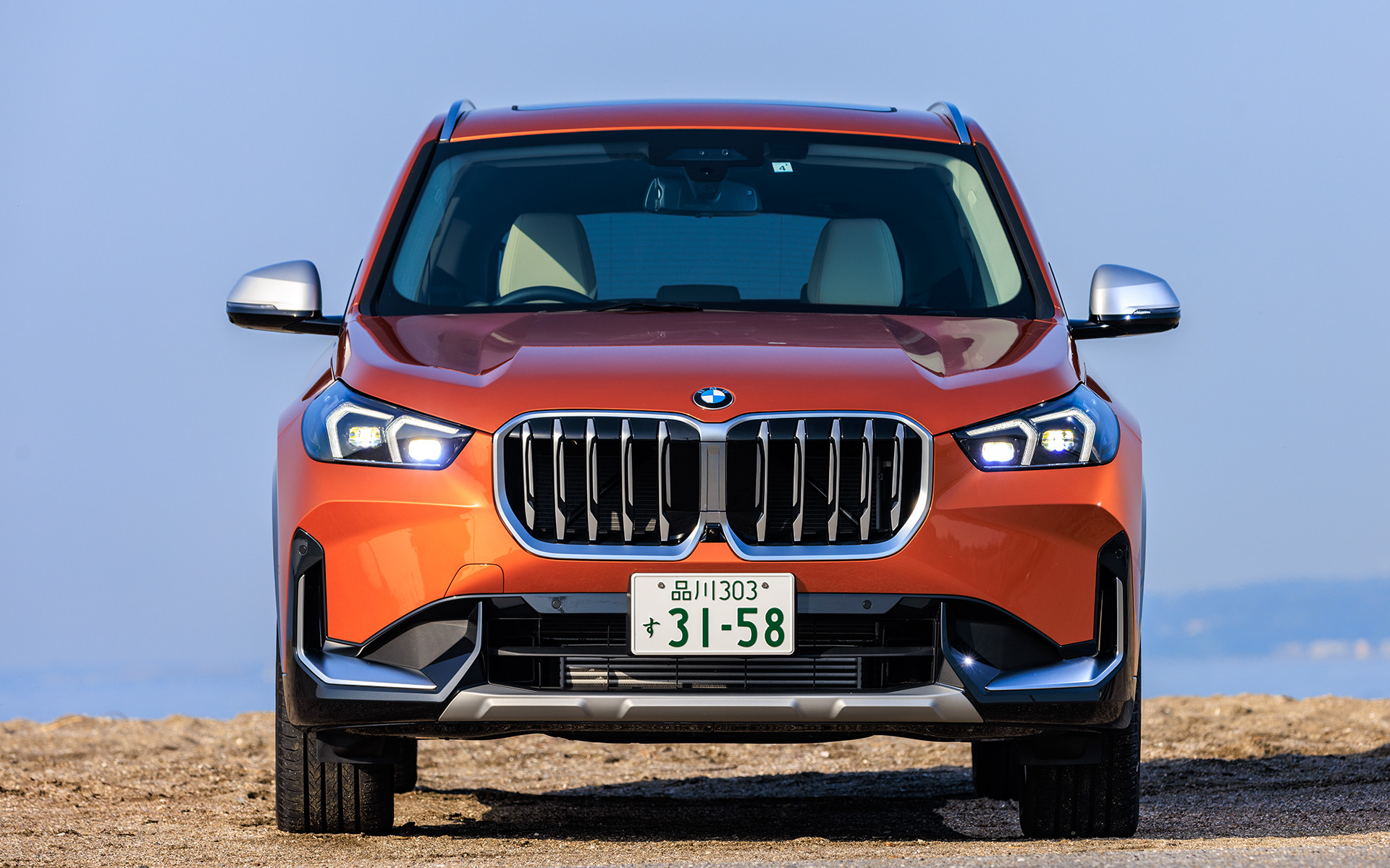 力強い印象を与える正方形に近い大型キドニーグリルが印象的なフロントデザイン。BMWデザインの意匠の1つである環状のシグネチャーを2回繰り返すツインサーキュラーを進化させたアダプティブLEDヘッドライトが印象的。足下は7.5J×18アロイスタースポーク・スタイリング865と、コンチネンタル「EcoContact 6」（225/55R18）の組み合わせ