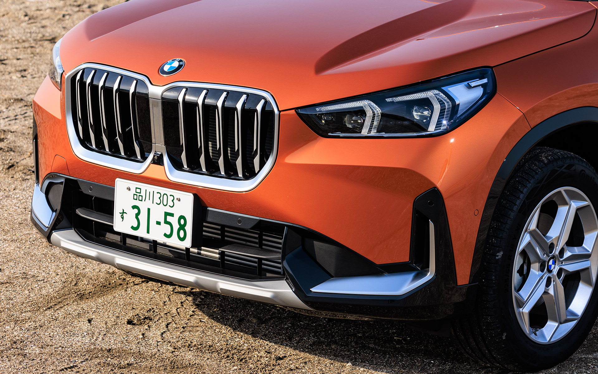 力強い印象を与える正方形に近い大型キドニーグリルが印象的なフロントデザイン。BMWデザインの意匠の1つである環状のシグネチャーを2回繰り返すツインサーキュラーを進化させたアダプティブLEDヘッドライトが印象的。足下は7.5J×18アロイスタースポーク・スタイリング865と、コンチネンタル「EcoContact 6」（225/55R18）の組み合わせ