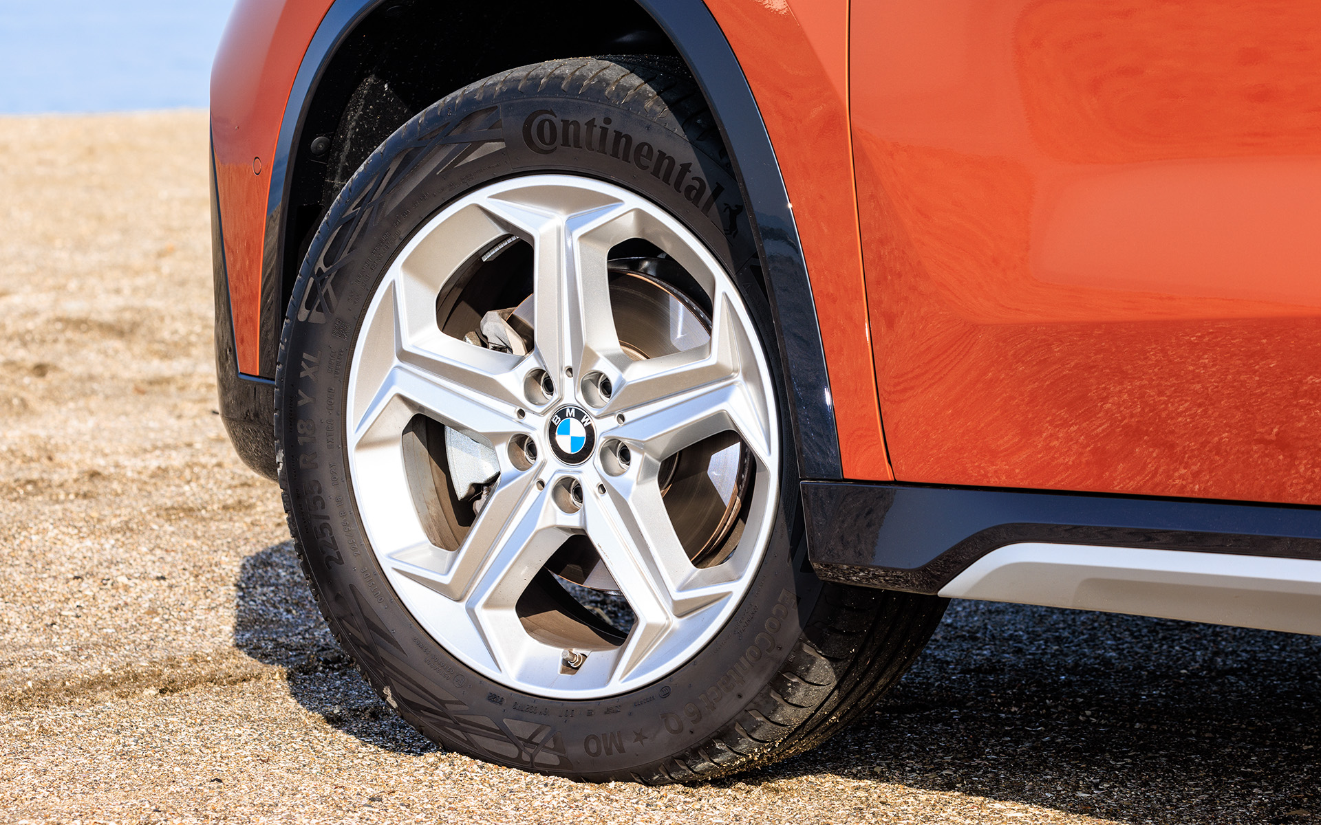 力強い印象を与える正方形に近い大型キドニーグリルが印象的なフロントデザイン。BMWデザインの意匠の1つである環状のシグネチャーを2回繰り返すツインサーキュラーを進化させたアダプティブLEDヘッドライトが印象的。足下は7.5J×18アロイスタースポーク・スタイリング865と、コンチネンタル「EcoContact 6」（225/55R18）の組み合わせ