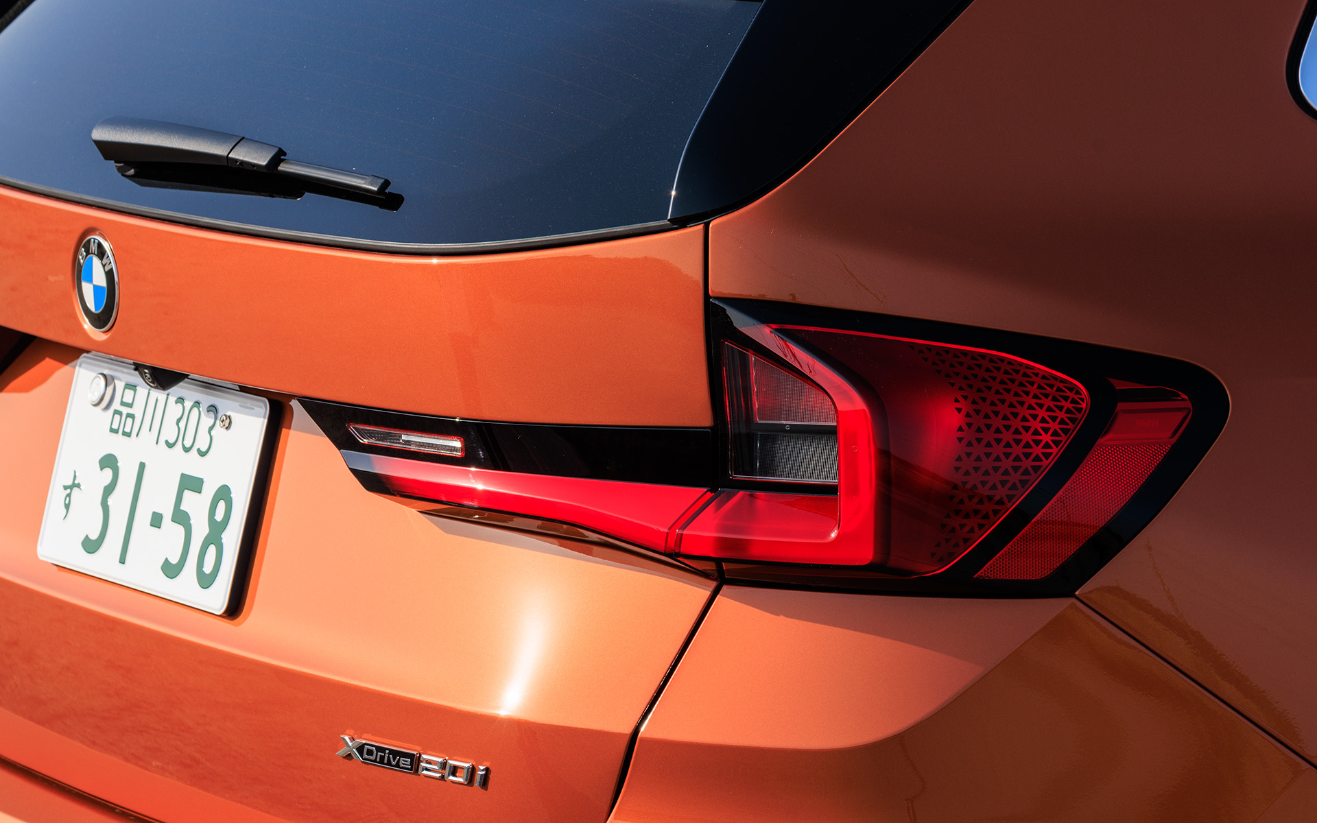 サイドはドアハンドルをドアパネルと一体化させたフラッシュハンドルを採用し、空力特性を高めるとともにスポーティかつエレガントさを演出。リアデザインは、立体的なLEDリアコンビネーションランプが特徴的