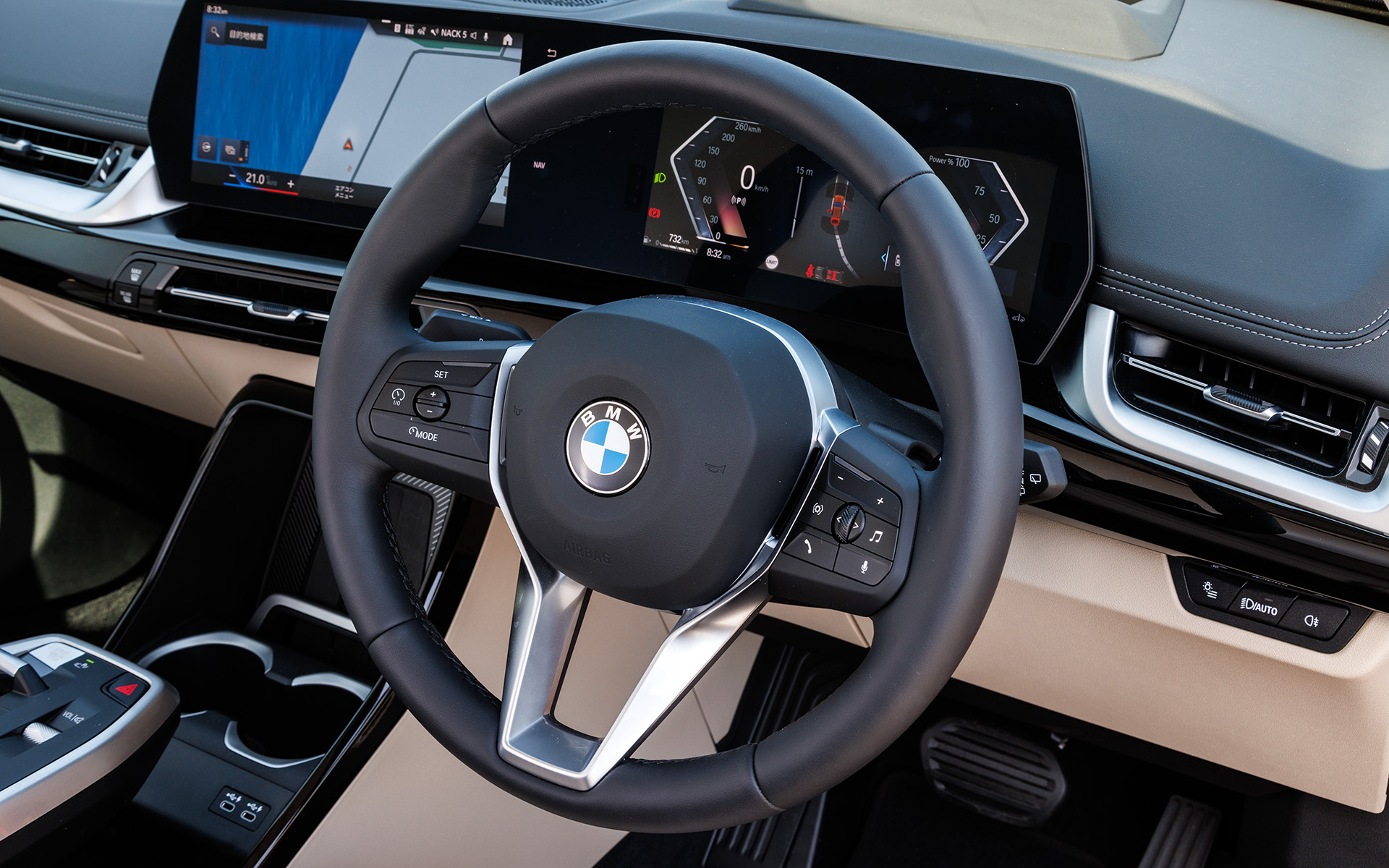 X1 xDrive20i xLineはマルチファンクションスポーツレザーステアリングホイールを標準装備