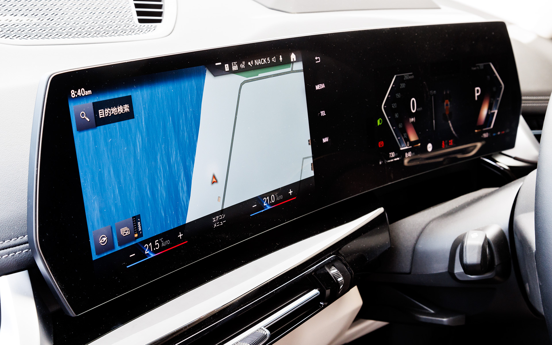 10.25インチ マルチディスプレイメーターパネルと、10.7インチ ワイドコントロールディスプレイ（タッチパネル機能付）の2枚を組み合わせるBMWカーブドディスプレイ