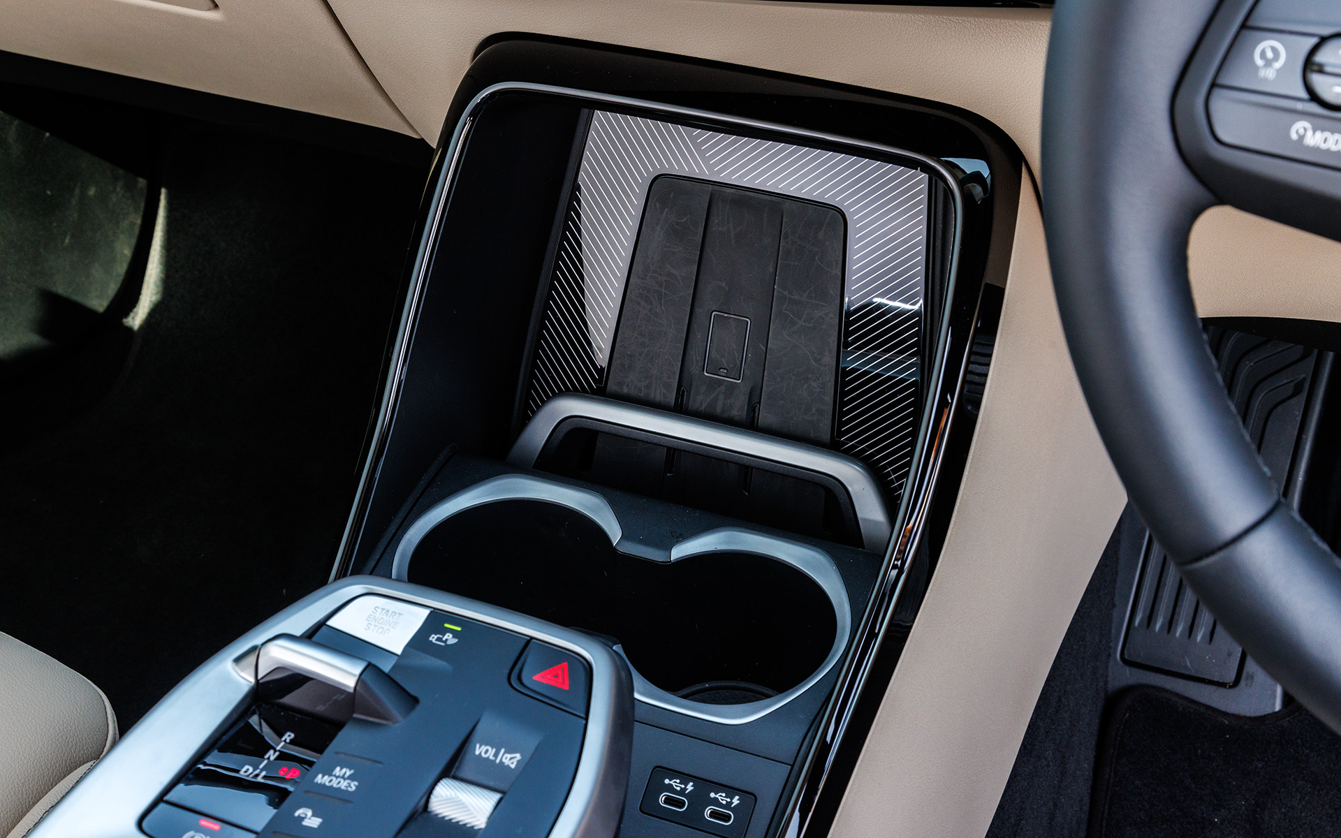 縦置きのワイヤレスチャージングを装備