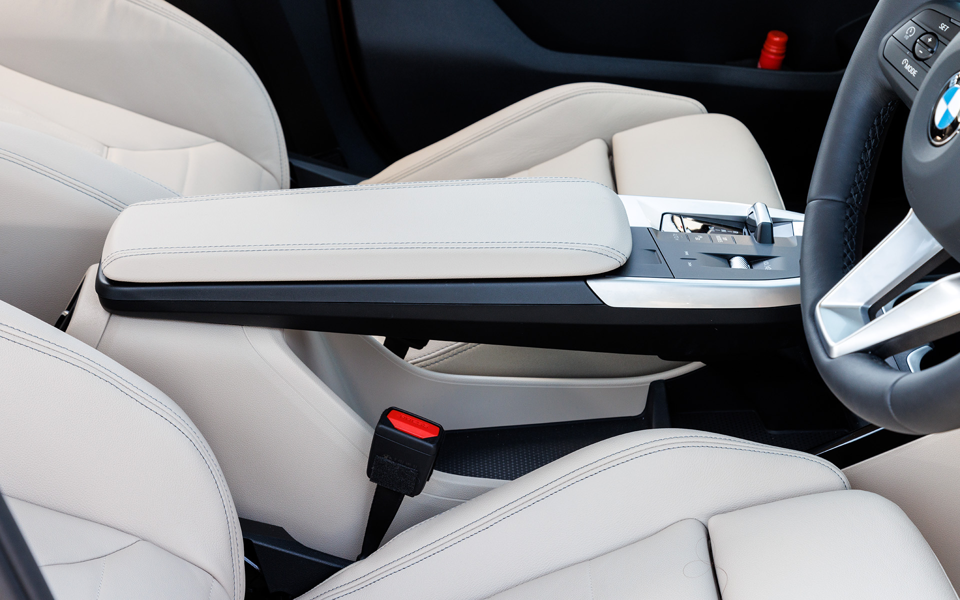 センターコンソールはフローティングしたデザイン