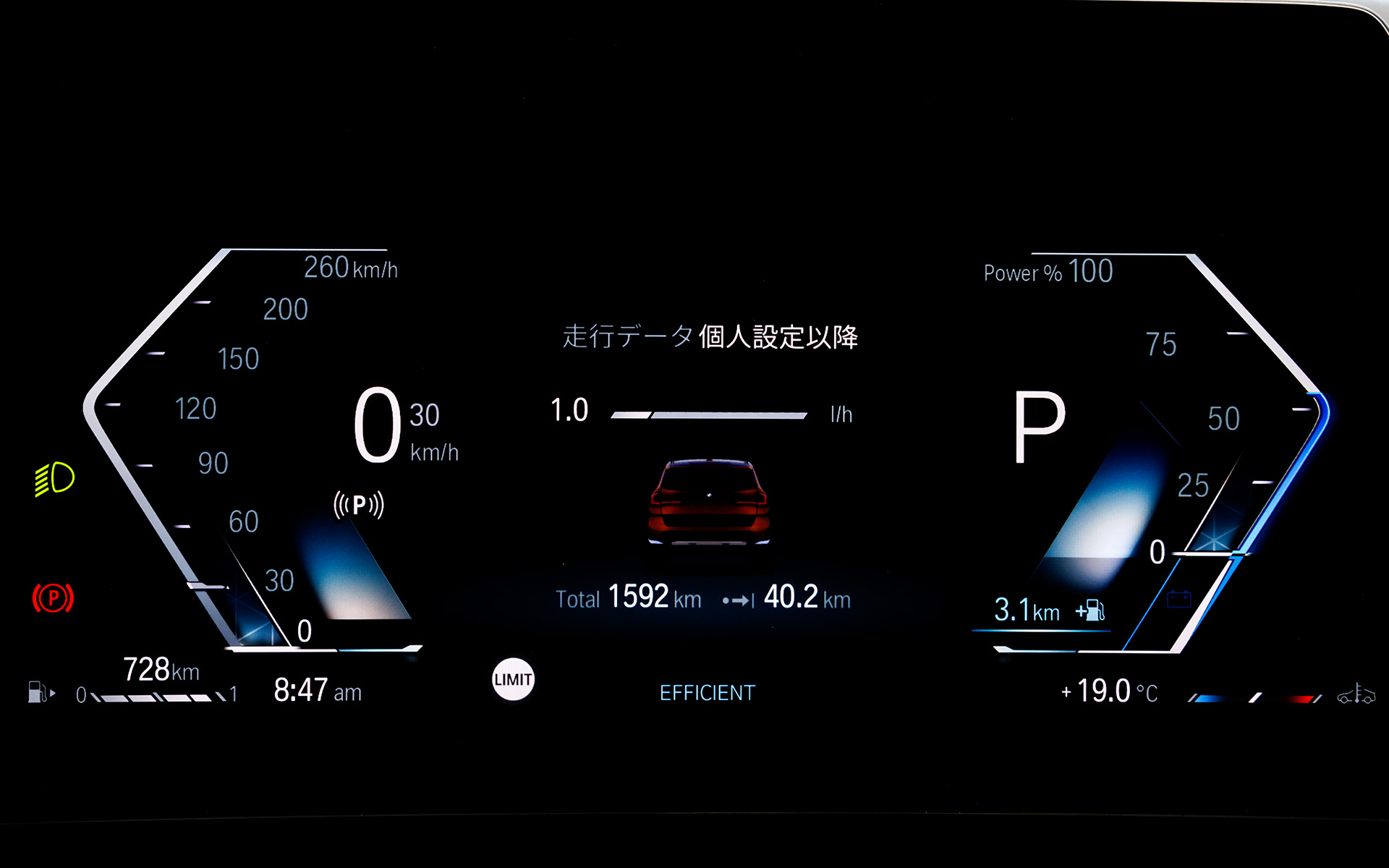 豊富なドライブモードを備え、メーター表示もさまざまなデザインに変更できる