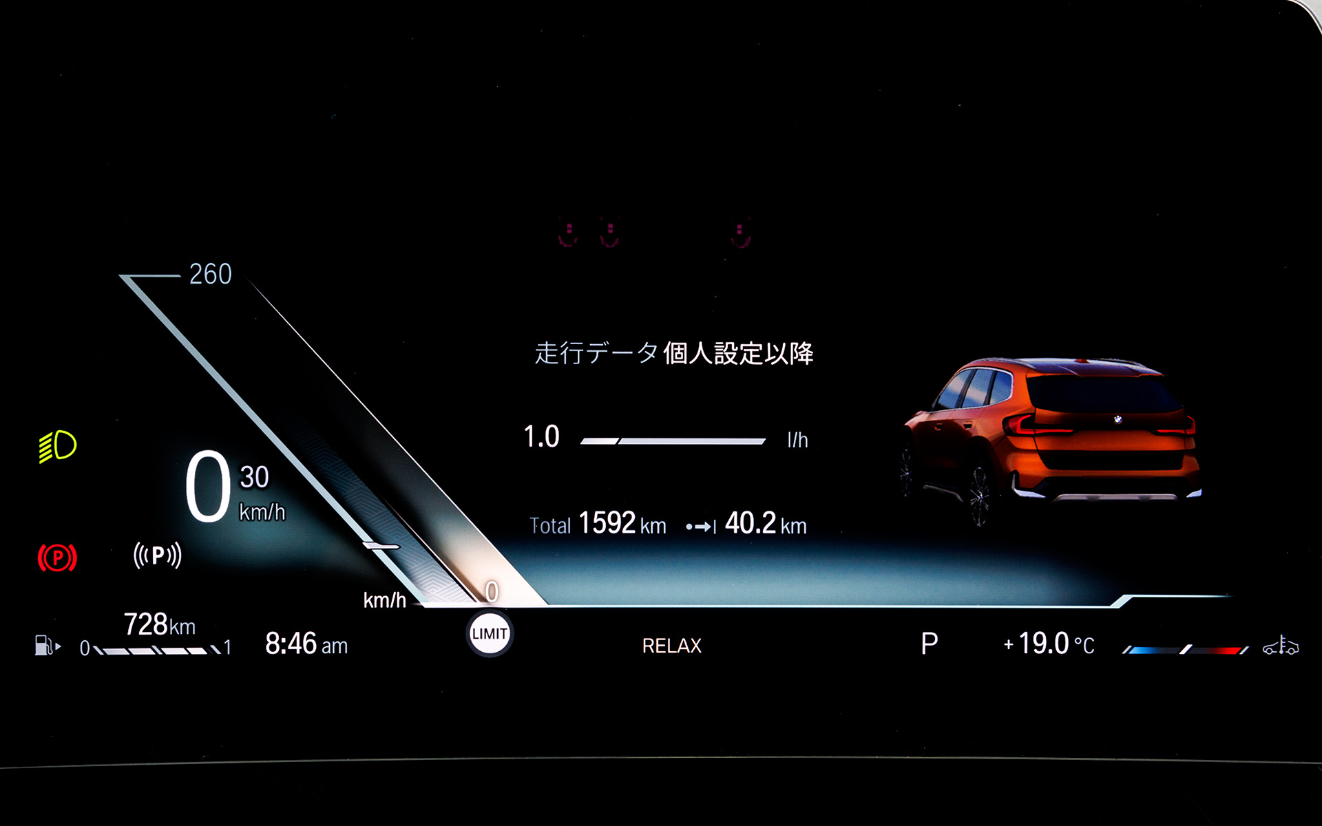 豊富なドライブモードを備え、メーター表示もさまざまなデザインに変更できる
