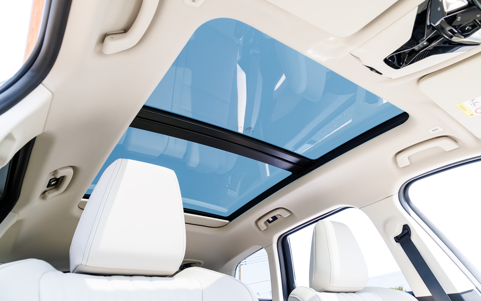 電動パノラマガラスサンルーフはオプション装備