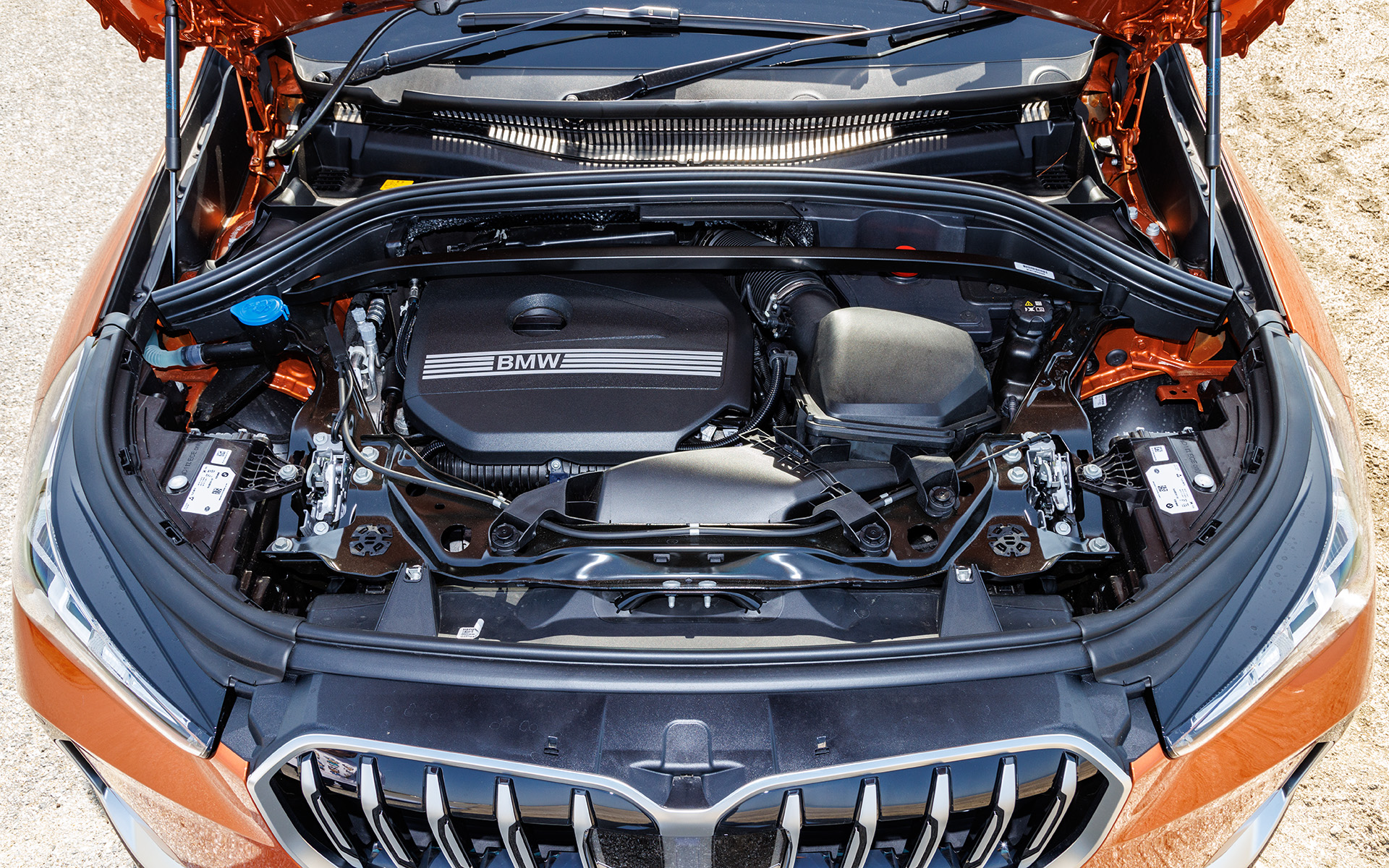 最高出力150kW（204PS）/5000rpm、最大トルク300Nm（30.6kgfm）/1450-4500rpmを発生する直列4気筒DOHC 2.0リッターツインパワーターボガソリンエンジンを搭載し、トランスミッションには7速DCTを組み合わせる。WLTCモード燃費は12.9km/L