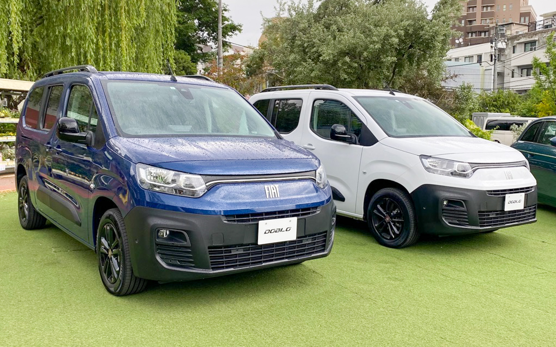 青山一丁目から徒歩5分ほどの広大な敷地にある「シェアグリーン南青山」で、フィアット・ドブロの発表会が開催されました。緑に囲まれた空間で、ピクニック気分でドブロと初対面。5人乗りのドブロ、7人乗りのドブロ　マキシがあり、素朴でフレンドリーなところが魅力です。試乗記もぜひチェックしてくださいね