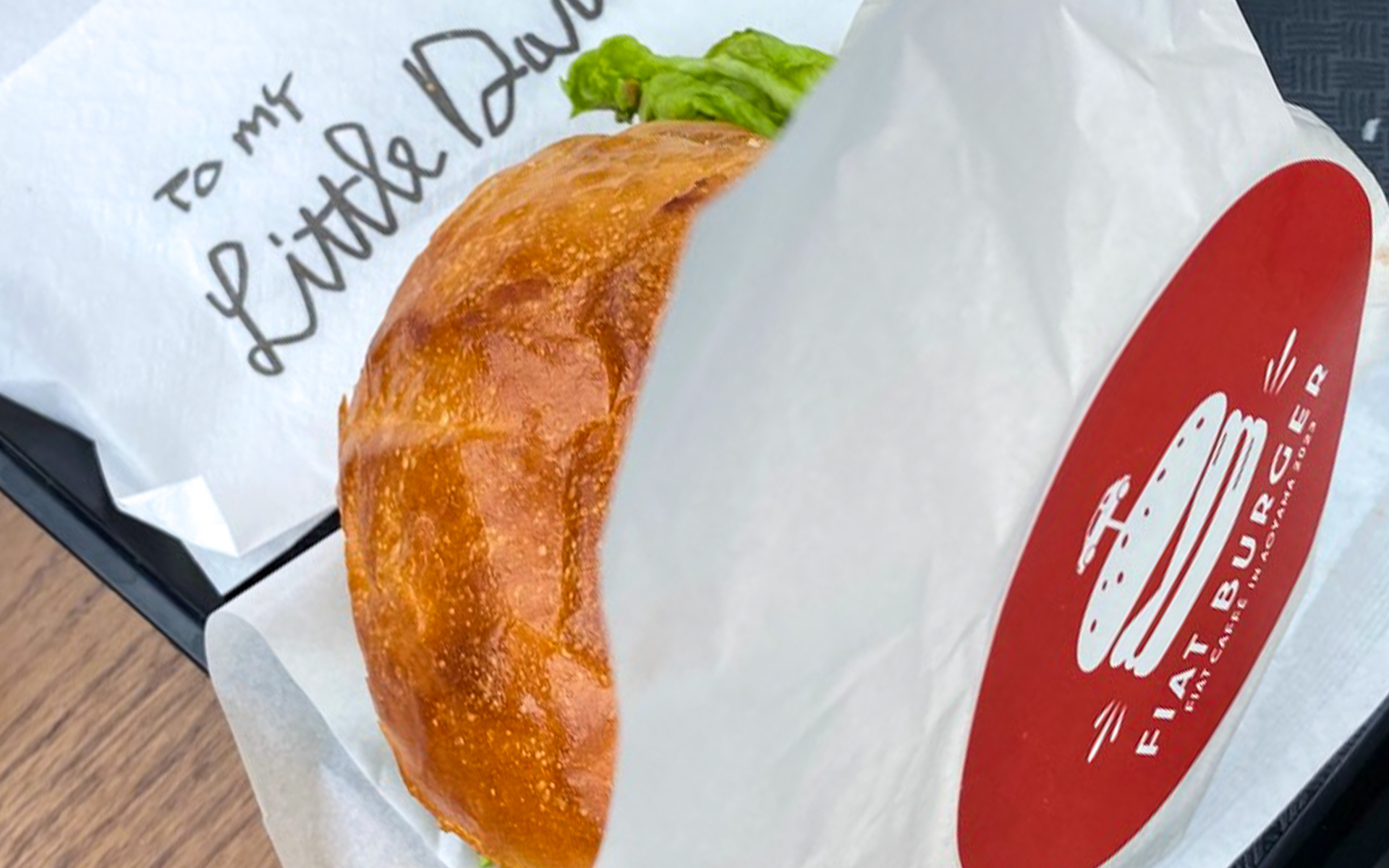 期間限定でフィアットカフェが復活！　と話題になった、コーヒーロースターカフェ「リトルダーリン・コーヒーロースターズ」とのコラボで用意されたメニューの1つ、フィアットバーガーをいただいてみました。見た目もかわいくて、ぜひレギュラーメニューにしてほしいなぁ