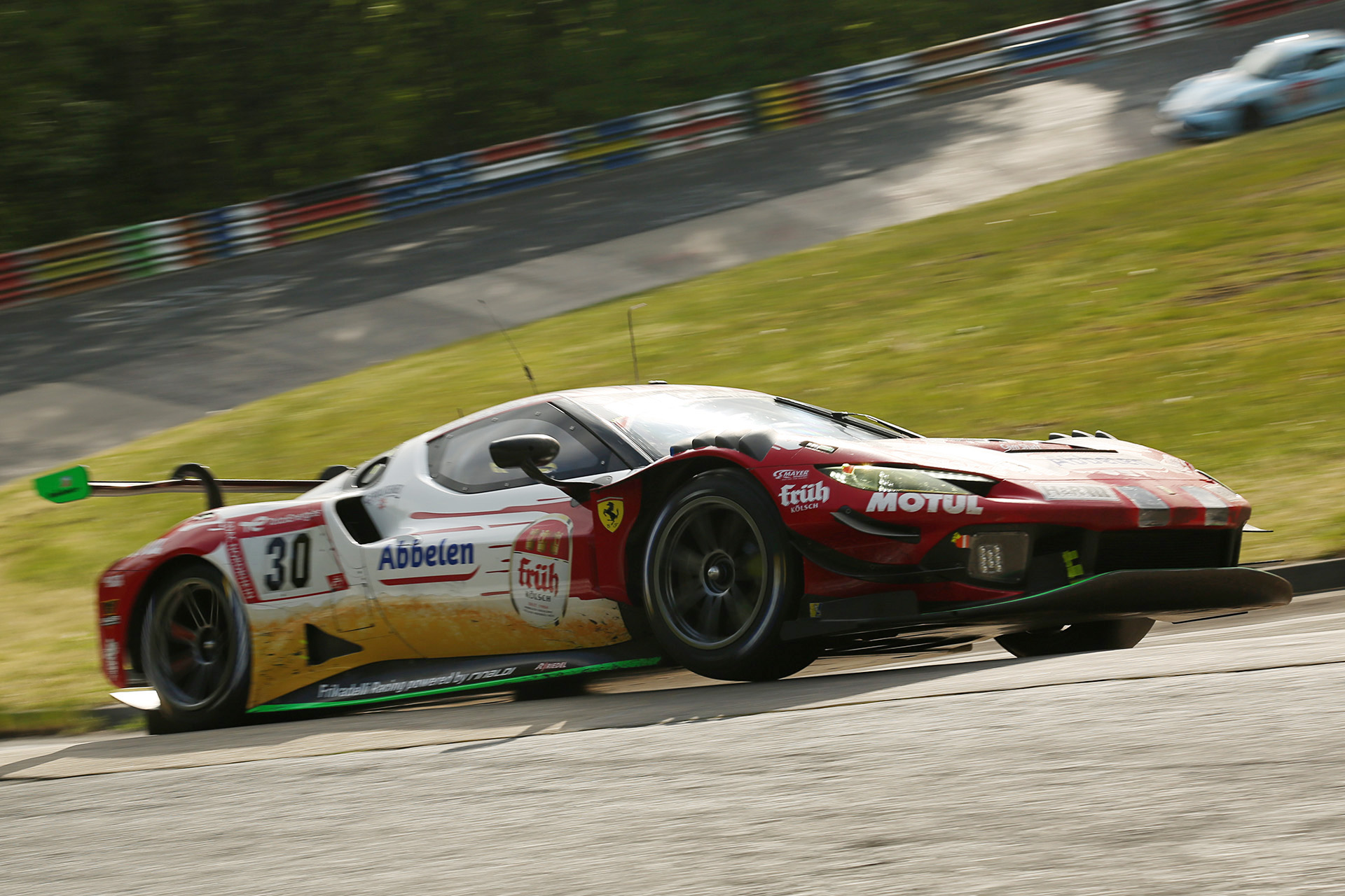 総合優勝は、Frikadelli Racing Teamの30号車 フェラーリ296 GT3（アール・バンバー/ニック・キャッツバーグ/ピタード・デビッド/フェルナンデス・レーザー・フェリペ組）