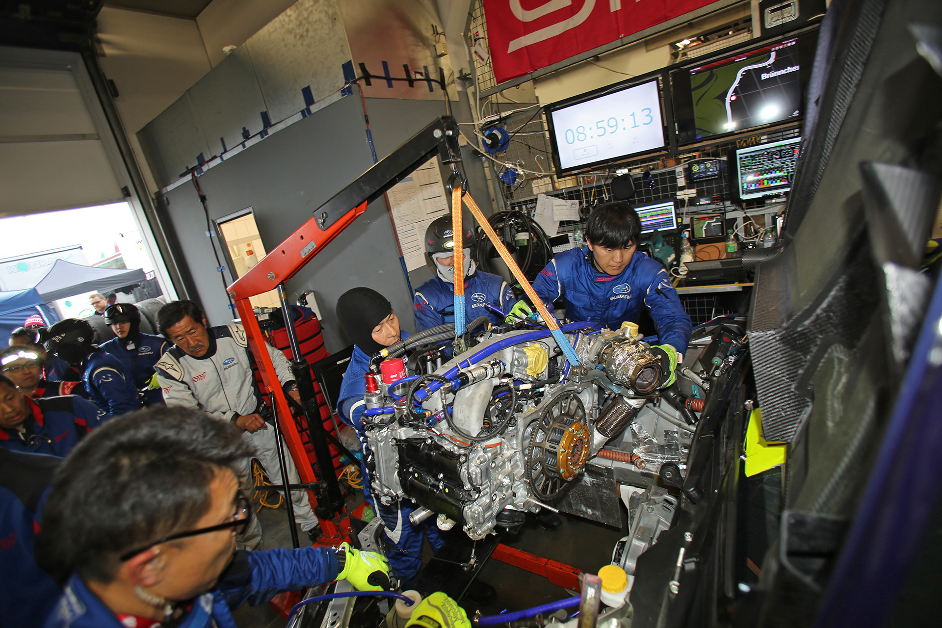 エンジン交換を行なうメカニックたち