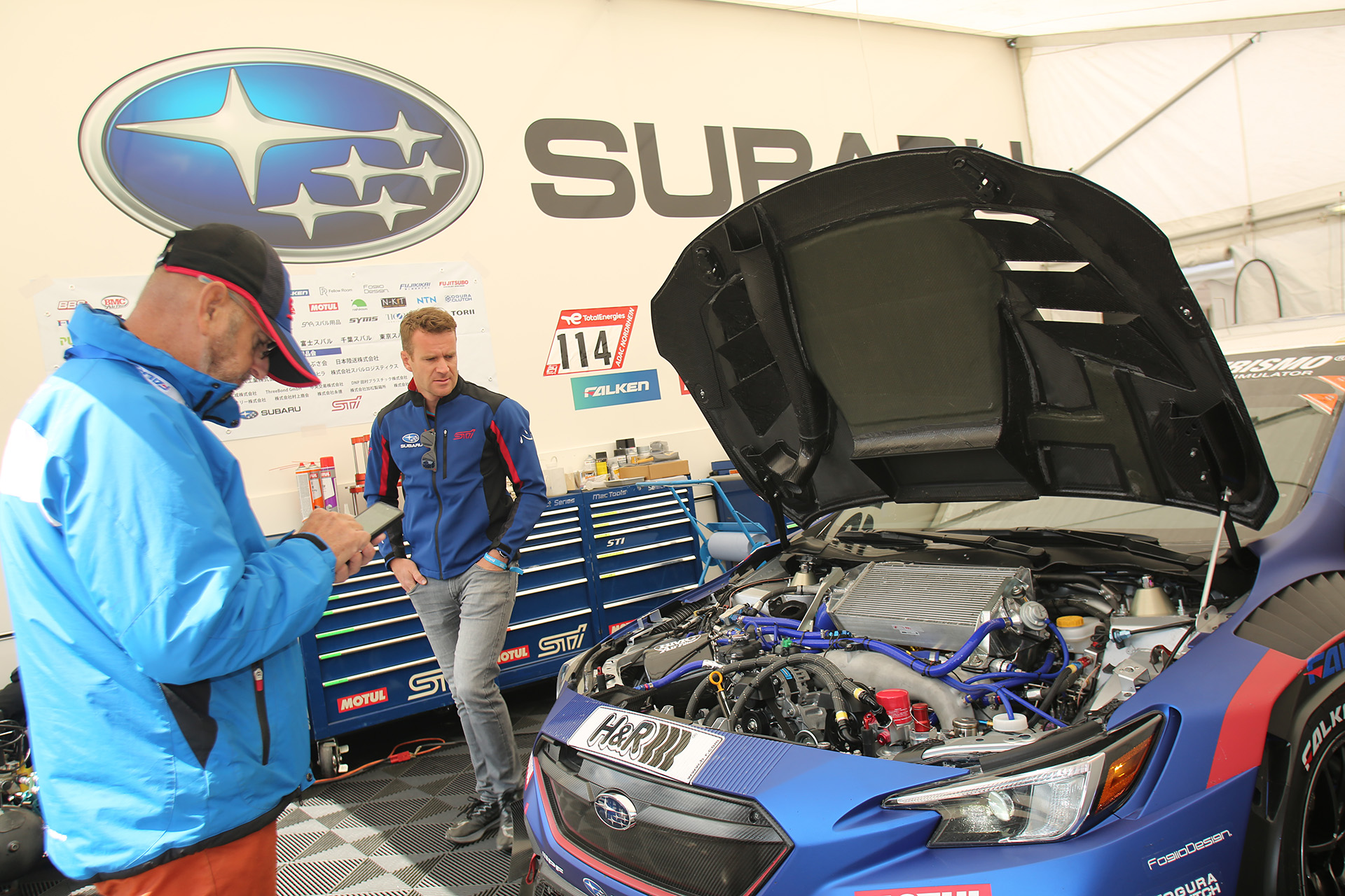 WRX S4のドライバーの1人、カルロ・ヴァンダム選手とお父さん