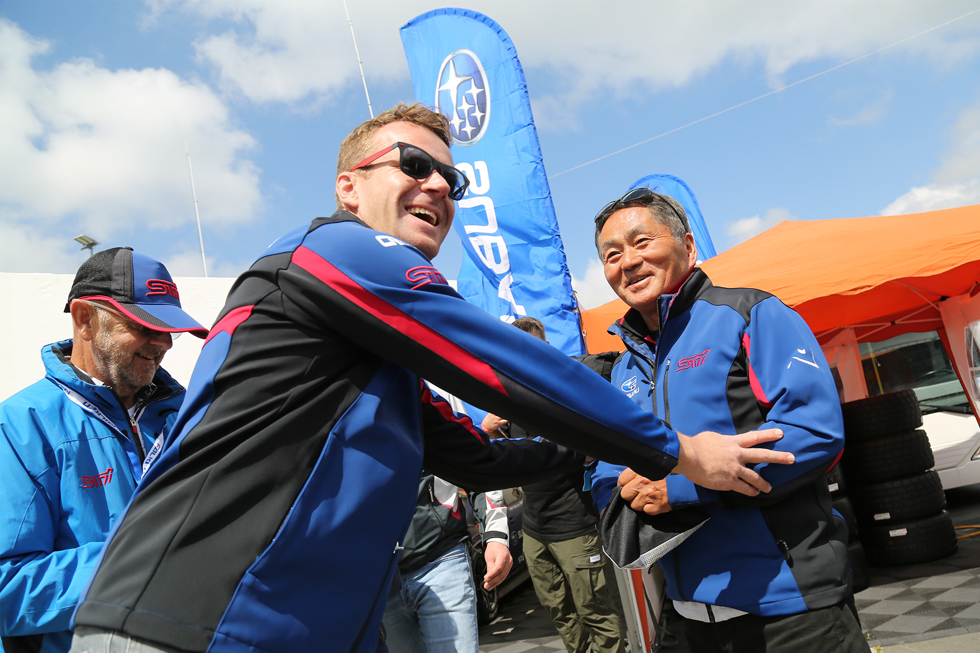 監督と談笑するヴァンダム選手