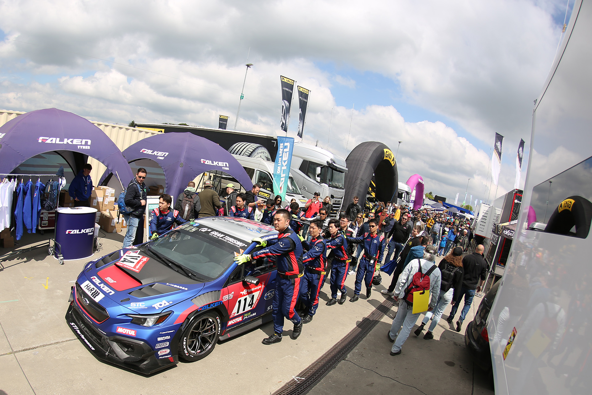 パドックからピットガレージへと移動するマシン